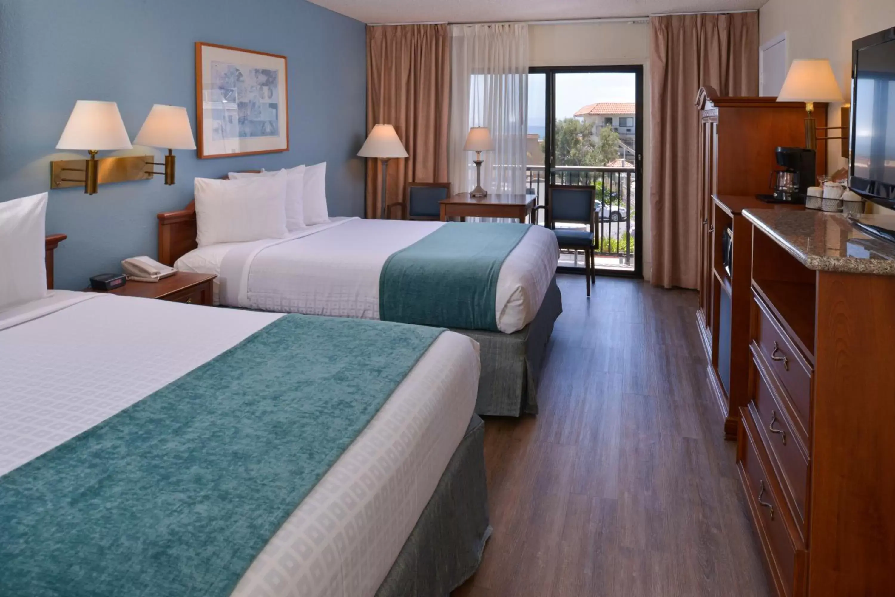 Queen Room with Balcony in Edgewater Inn and Suites Queen Room with Balcony in Edgewater Inn and Suites