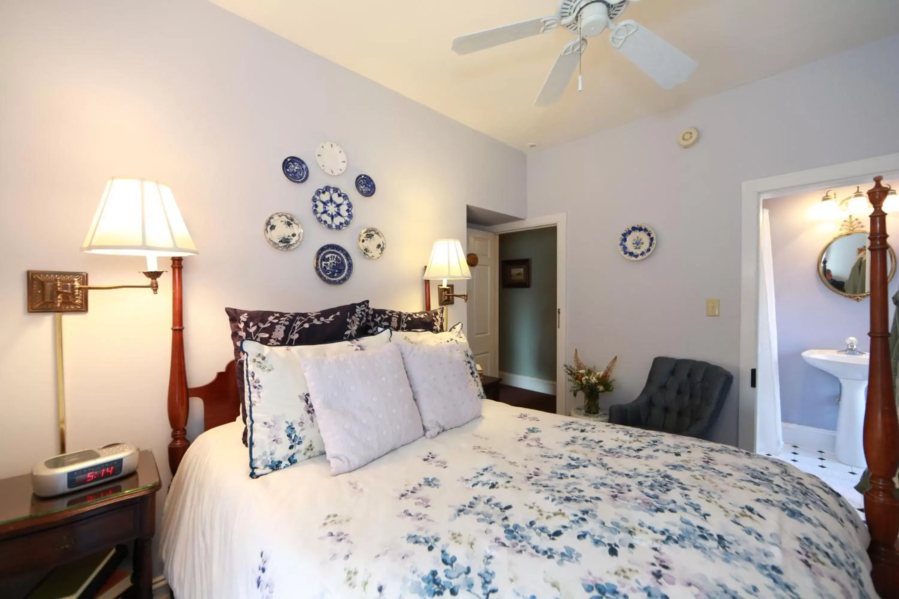 Queen Room in Woolverton Inn Queen Room in Woolverton Inn