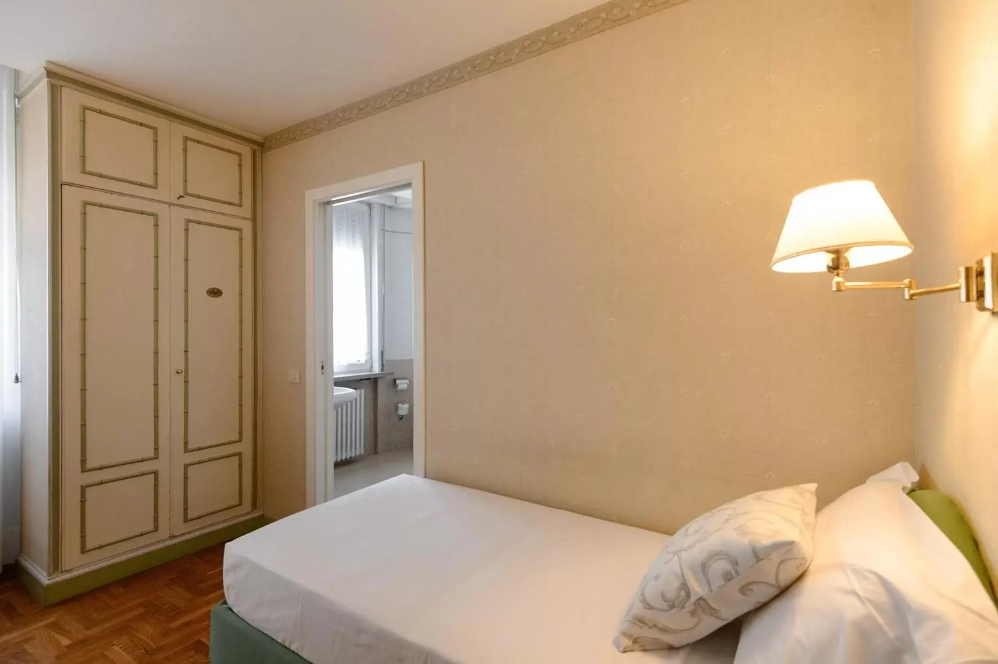 Single Room in Hotel Continental Single Room in Hotel Continental