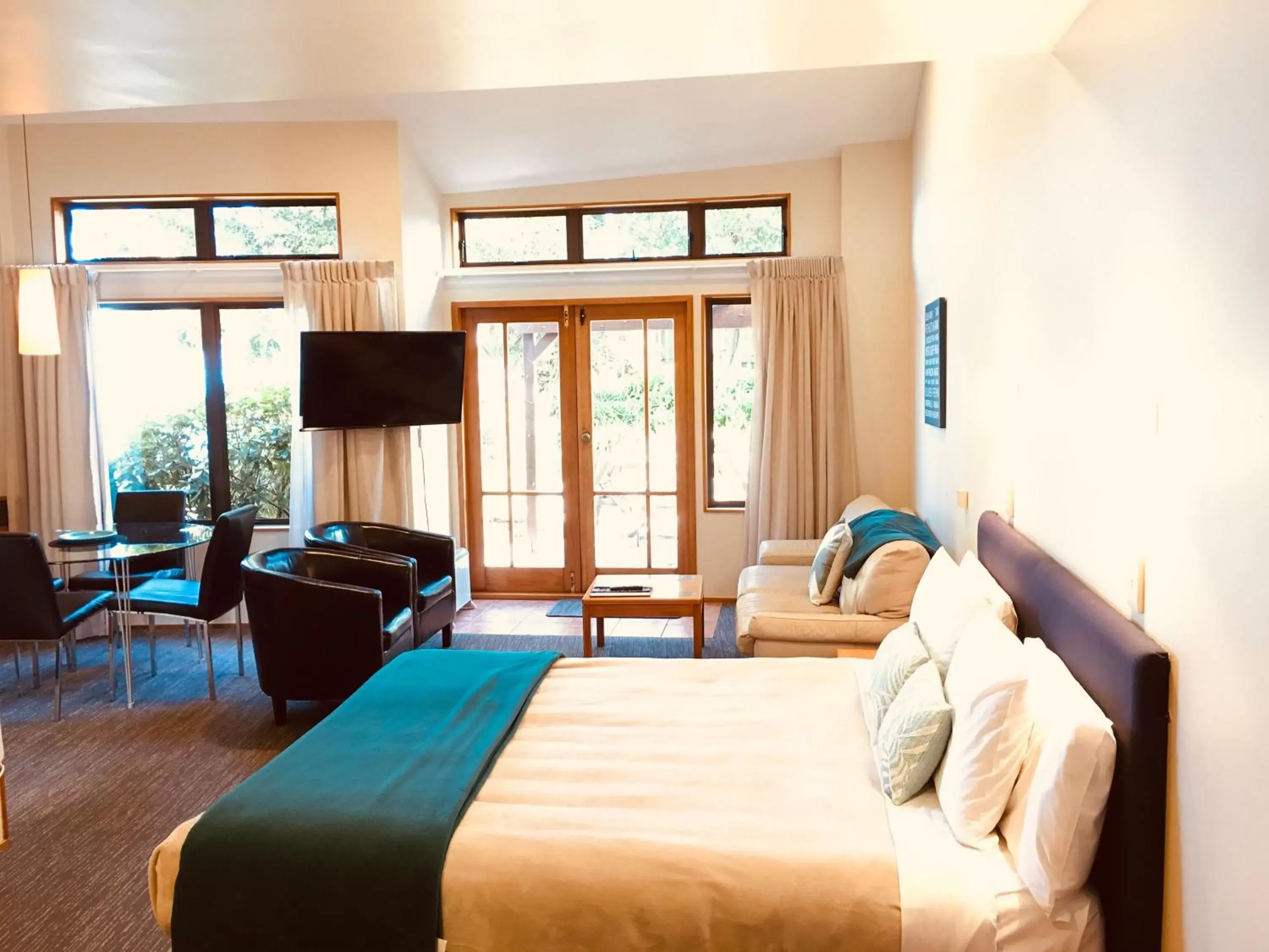 Family Unit with Lake View in Cascades Lakefront Motel Family Unit with Lake View in Cascades Lakefront Motel