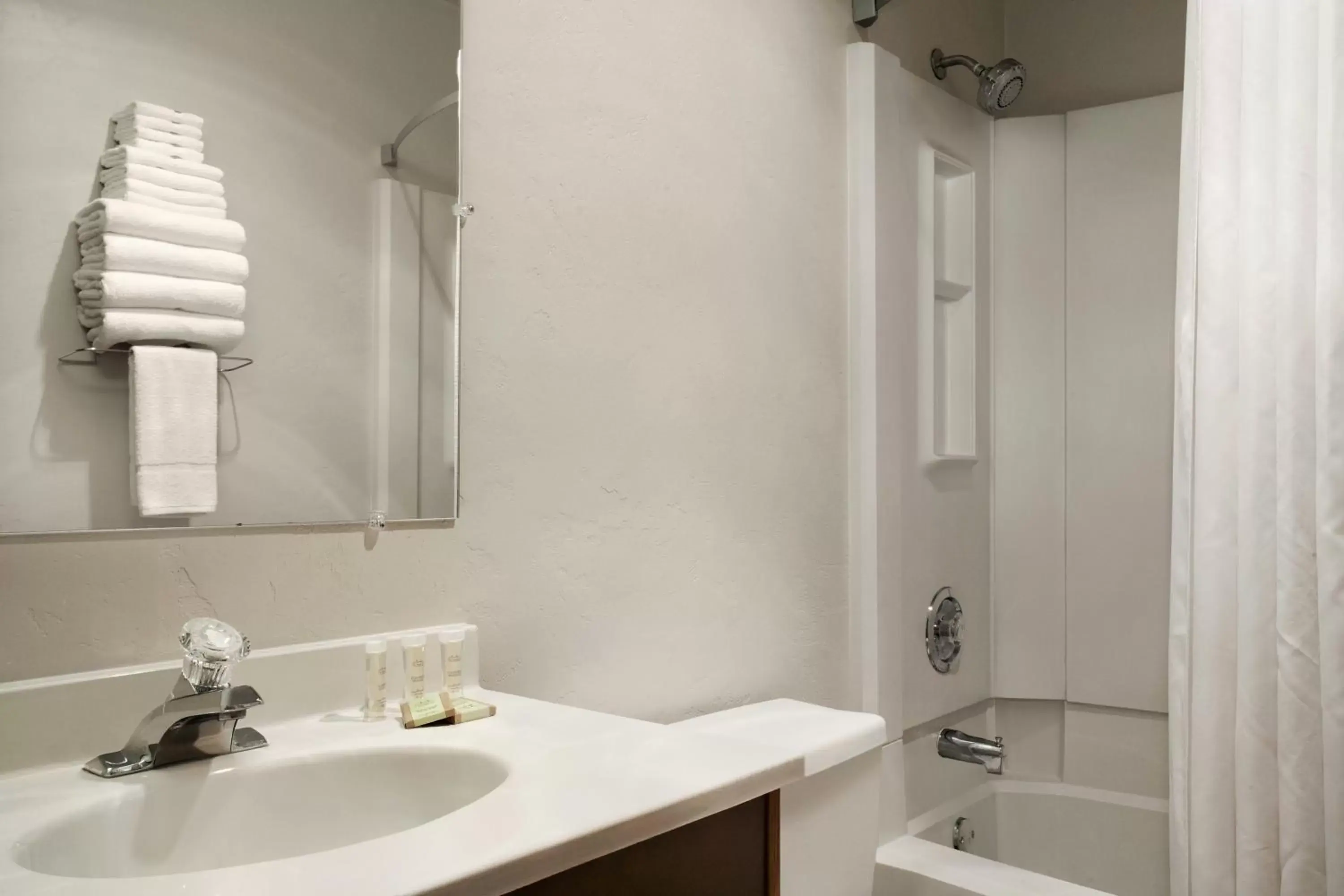 Queen Room - Mobility Access/Non-Smoking in Super 8 by Wyndham Portland Airport Queen Room - Mobility Access/Non-Smoking in Super 8 by Wyndham Portland Airport