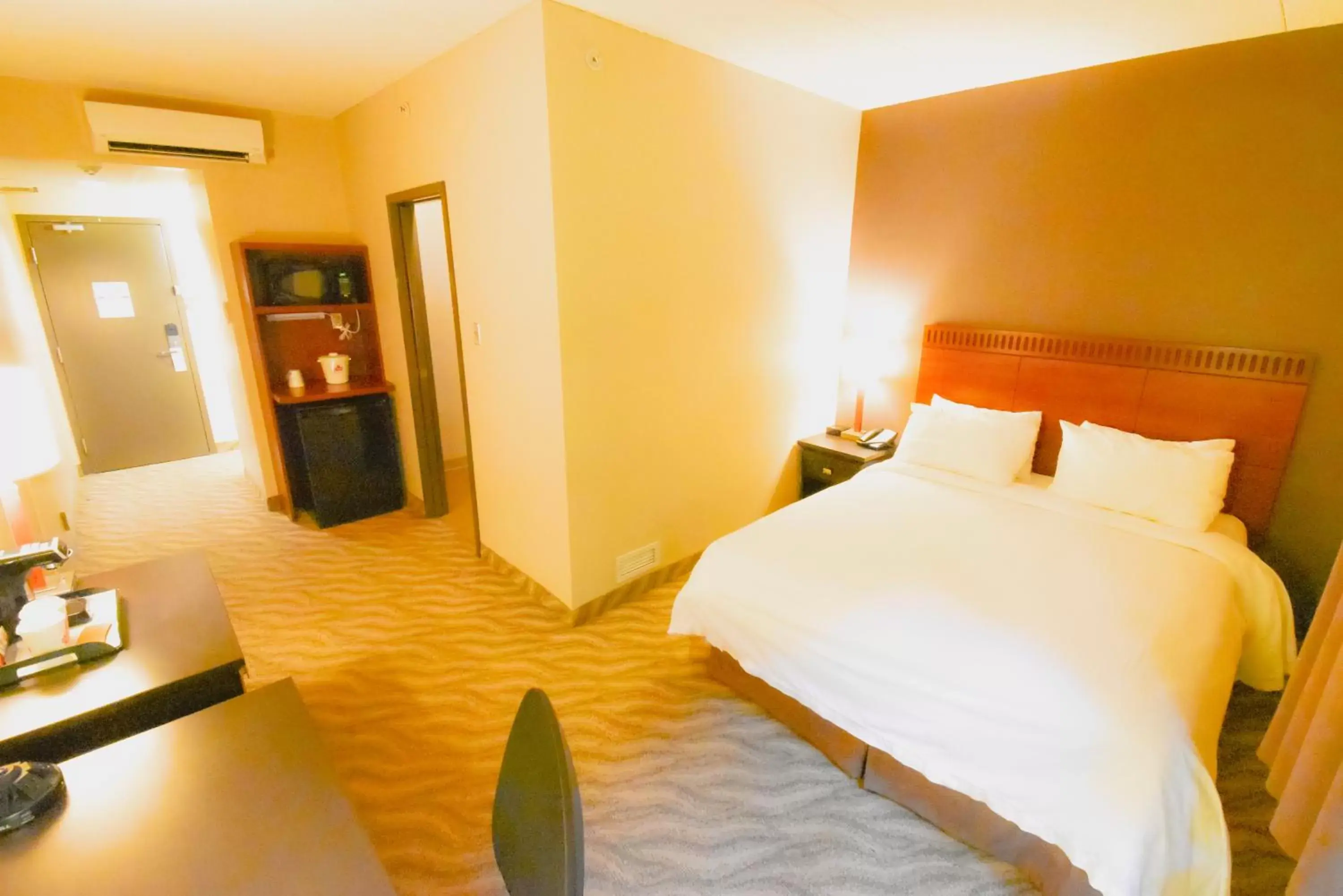 Deluxe Queen Room in Canad Inns Destination Centre Garden City Deluxe Queen Room in Canad Inns Destination Centre Garden City