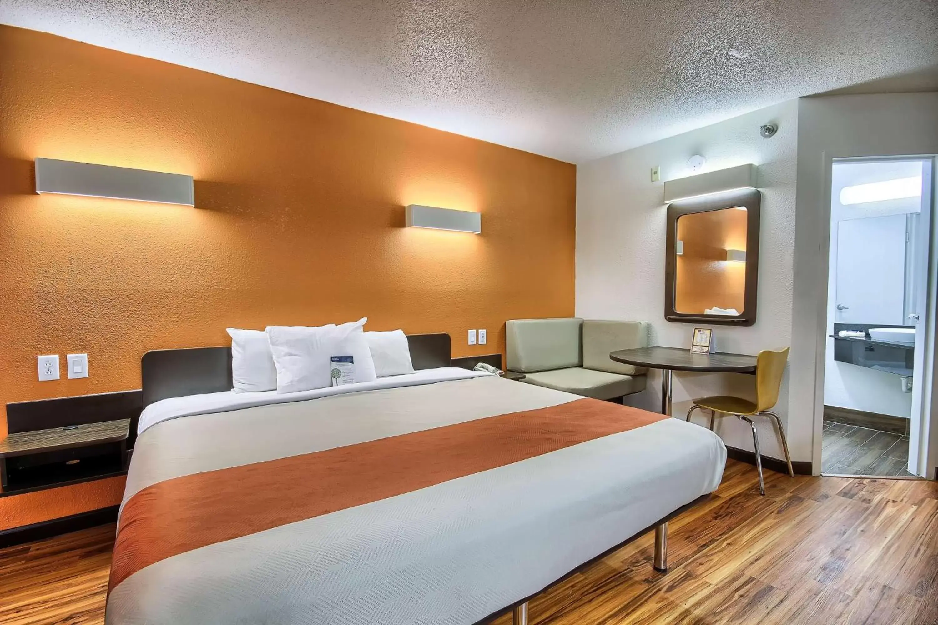 King Room with Roll-in Shower - Disability Access - smoking in Motel 6-Columbus, OH - West King Room with Roll-in Shower - Disability Access - smoking in Motel 6-Columbus, OH - West