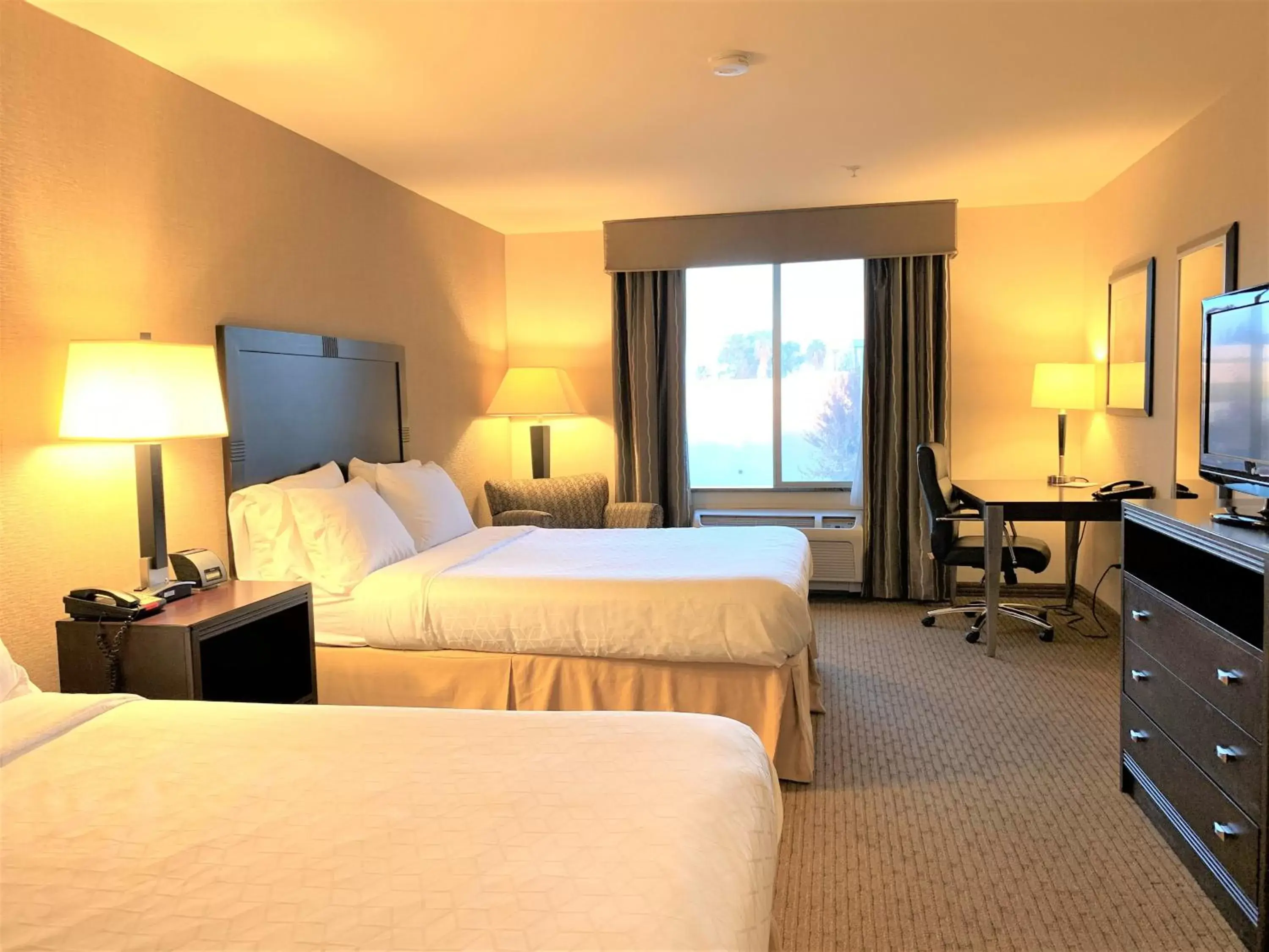 Standard Room with Two Queen Beds in Holiday Inn Express Fresno Northwest - Herndon by IHG Standard Room with Two Queen Beds in Holiday Inn Express Fresno Northwest - Herndon by IHG