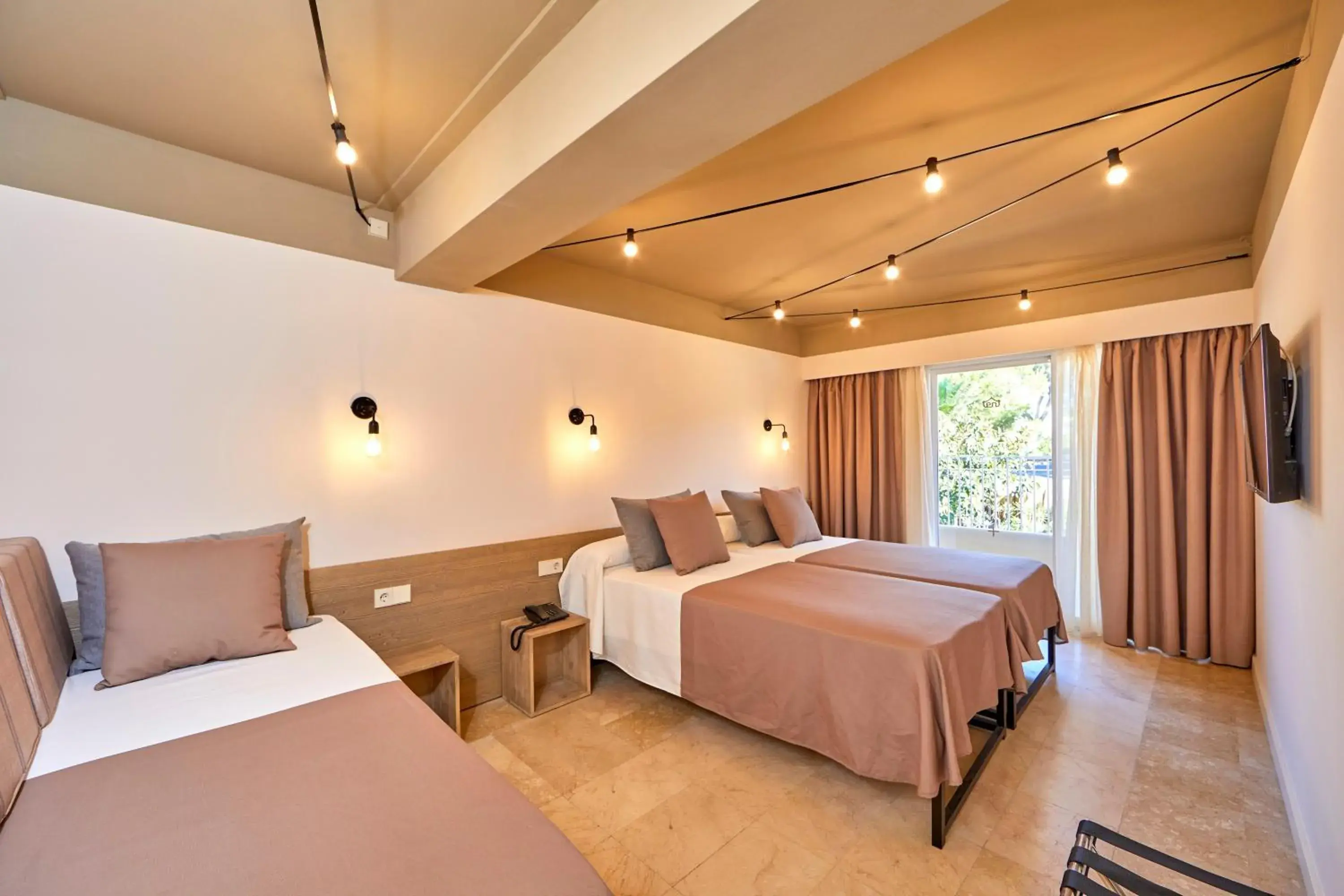 Double Room (2 Adults + 1 Child) - Unlimited Brunch in tent Capi Playa Double Room (2 Adults + 1 Child) - Unlimited Brunch in tent Capi Playa