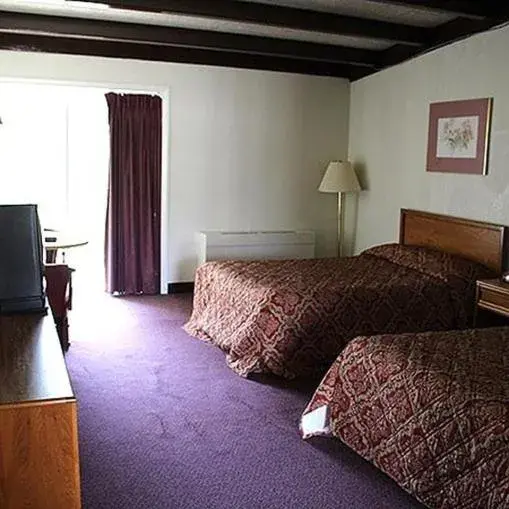 Double Room with Two Double Beds in Hometown Inn Staunton Double Room with Two Double Beds in Hometown Inn Staunton