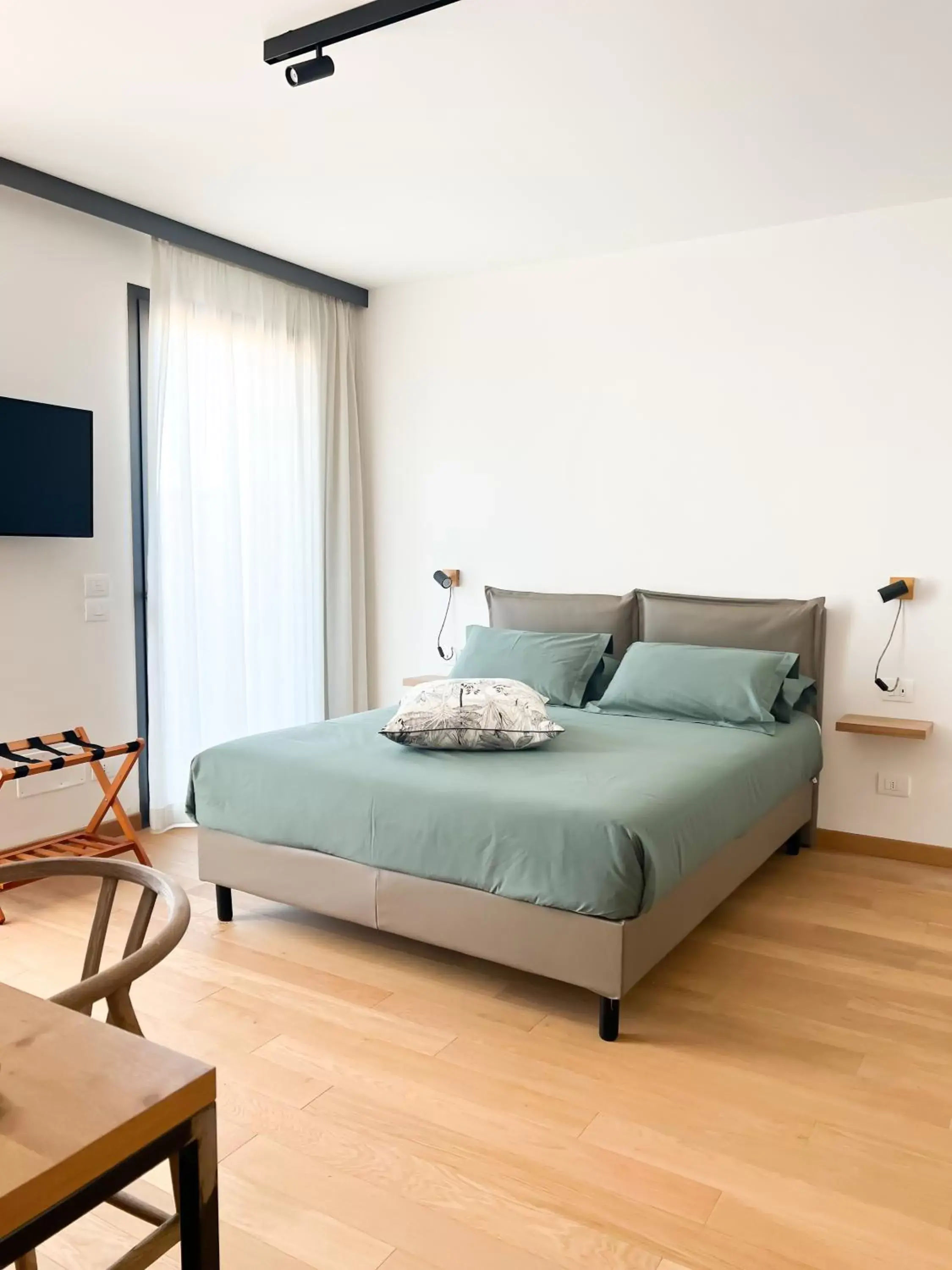 Deluxe Double Room in Glass House - Smart Rooms & Parking Deluxe Double Room in Glass House - Smart Rooms & Parking