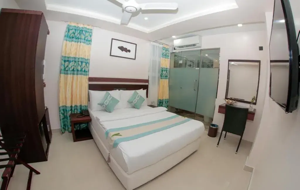 Bed in The White Harp Beach Hotel Bed in The White Harp Beach Hotel