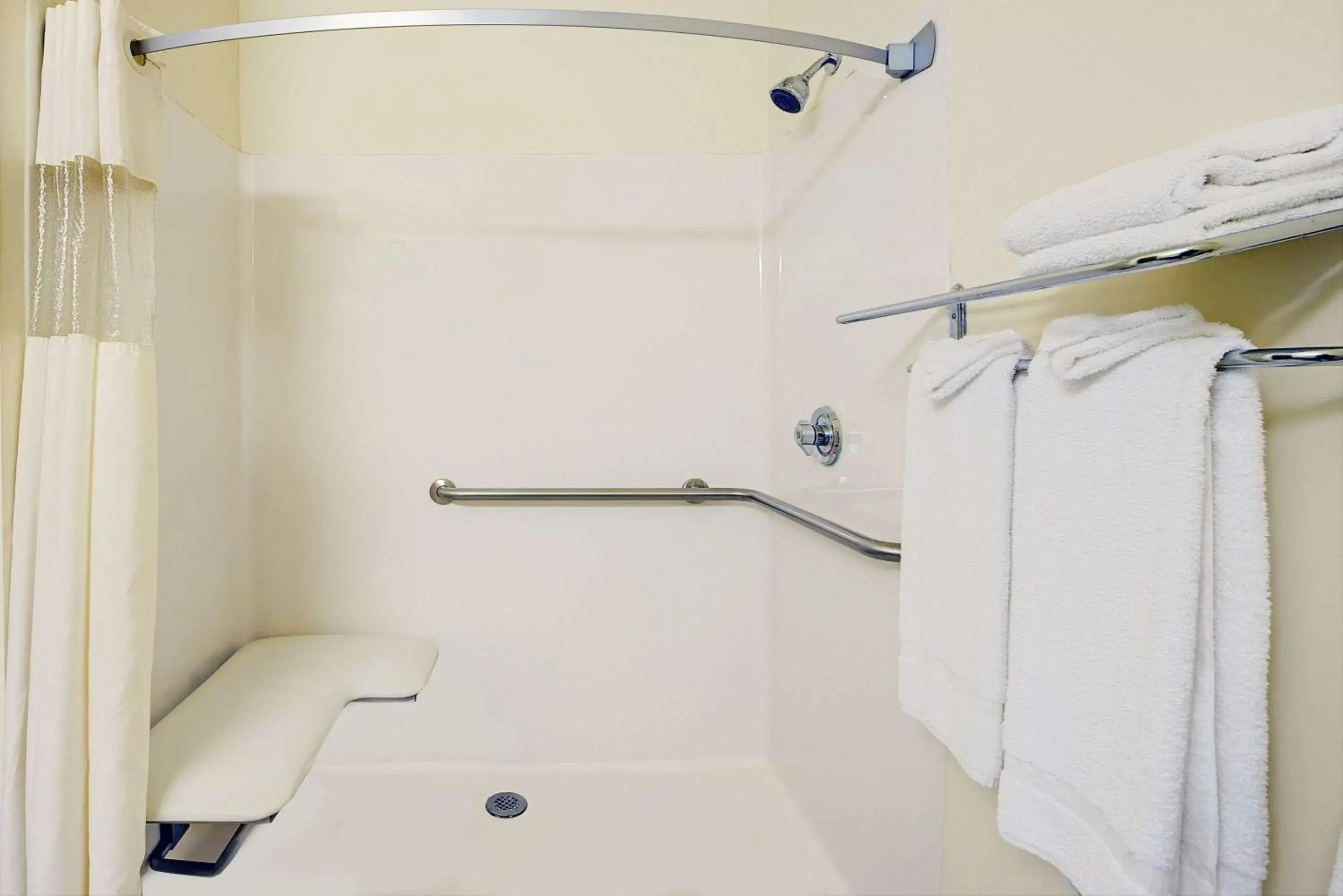 Queen Room - Disability Access/Non-Smoking in Travelodge by Wyndham St. Louis Queen Room - Disability Access/Non-Smoking in Travelodge by Wyndham St. Louis