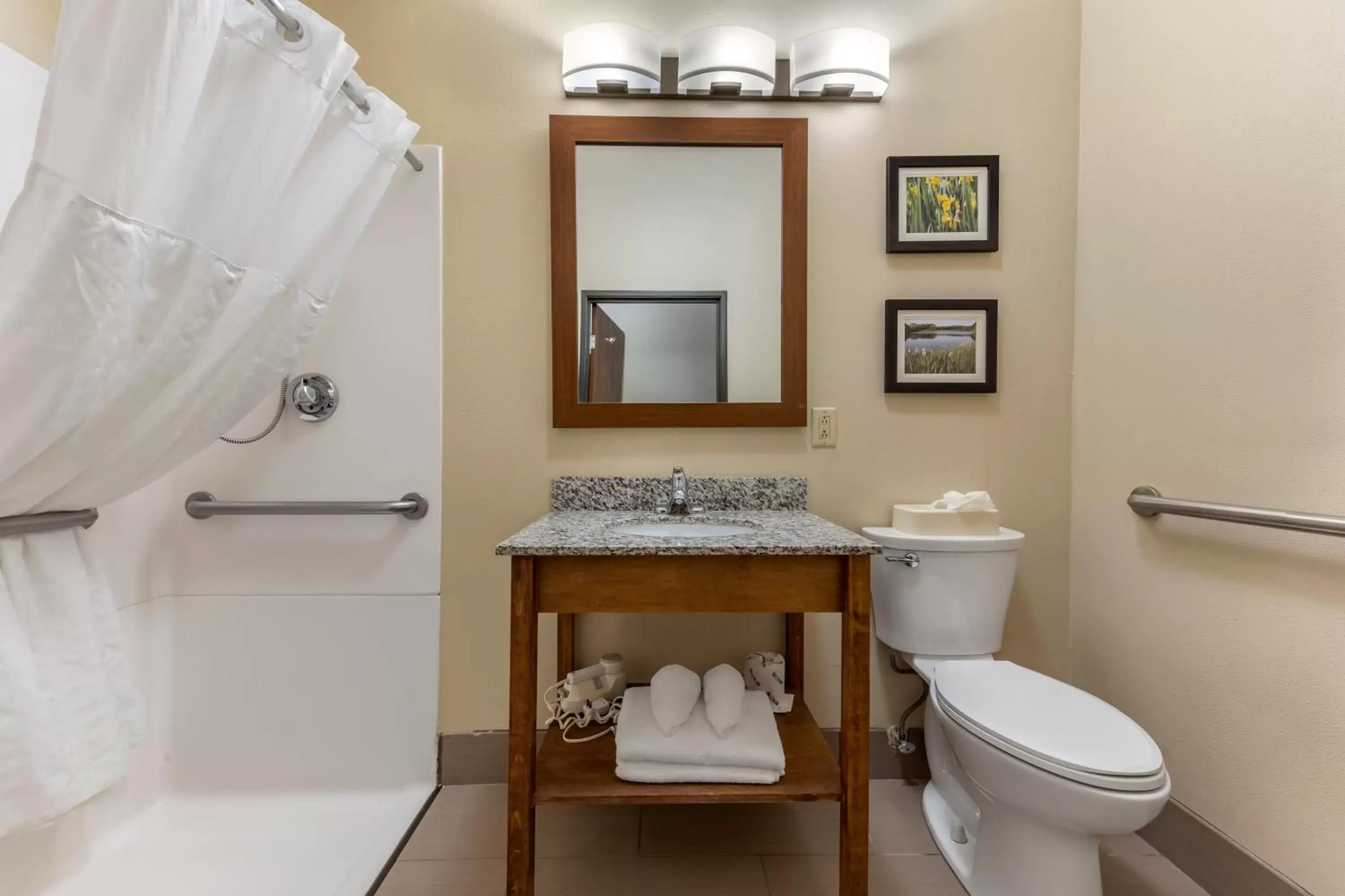 King Room with Roll-In Shower - Accessible/Non-Smoking in Comfort Inn & Suites Streetsboro - Kent King Room with Roll-In Shower - Accessible/Non-Smoking in Comfort Inn & Suites Streetsboro - Kent