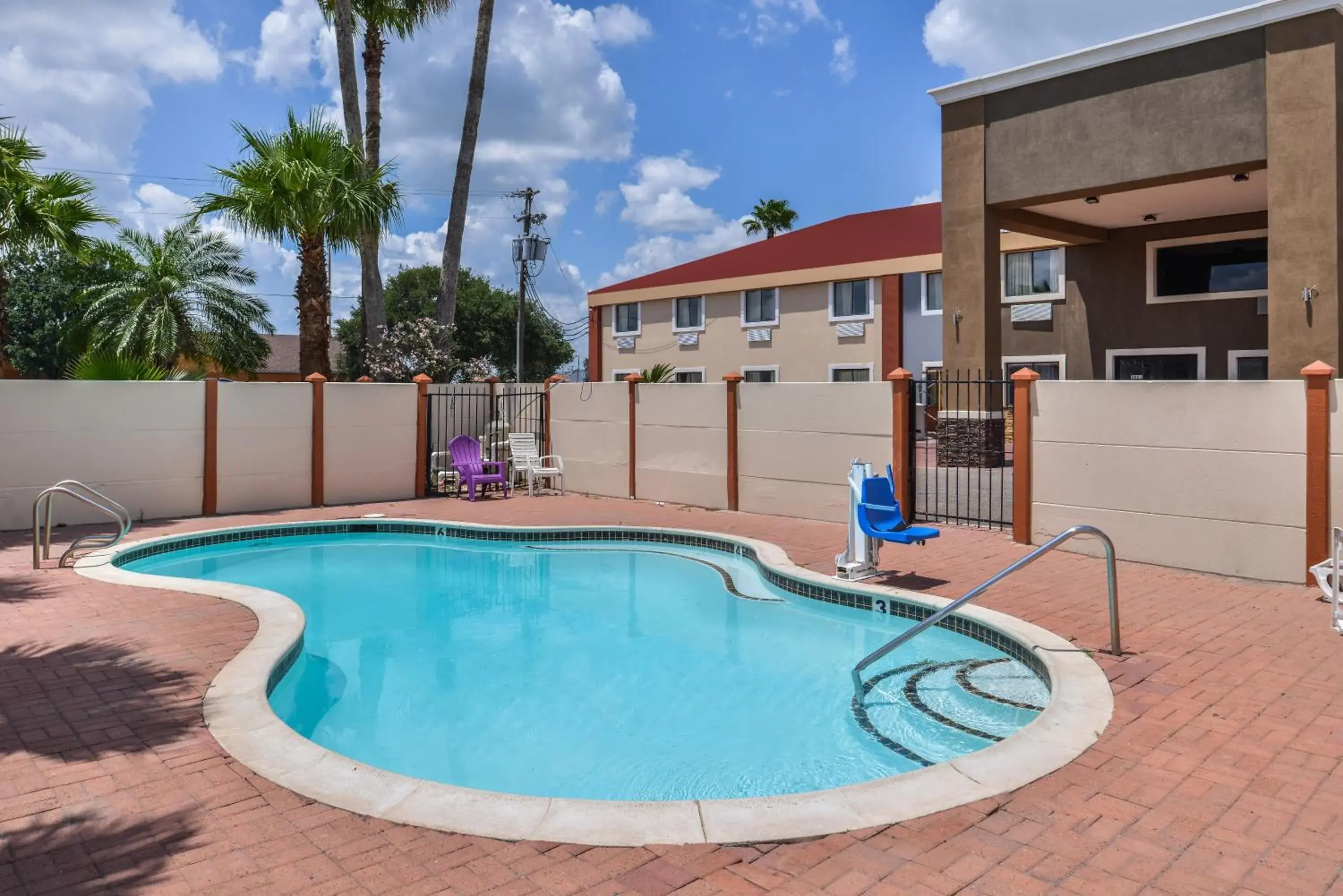 Queen Room with Two Queen Beds - Smoking in Express Inn Weslaco/Mercedes Queen Room with Two Queen Beds - Smoking in Express Inn Weslaco/Mercedes