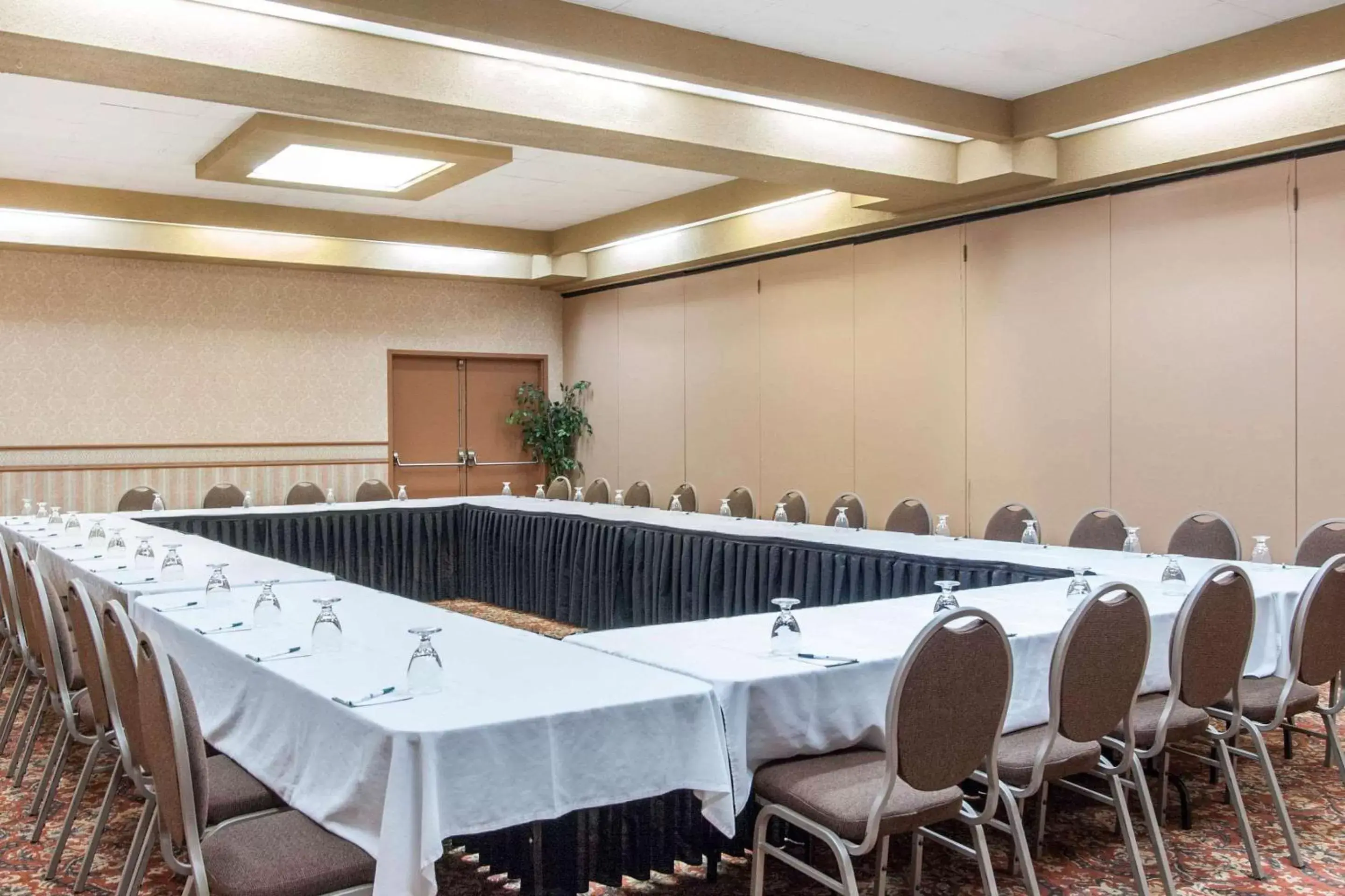 Quality Hotel & Suites Quality Hotel & Suites