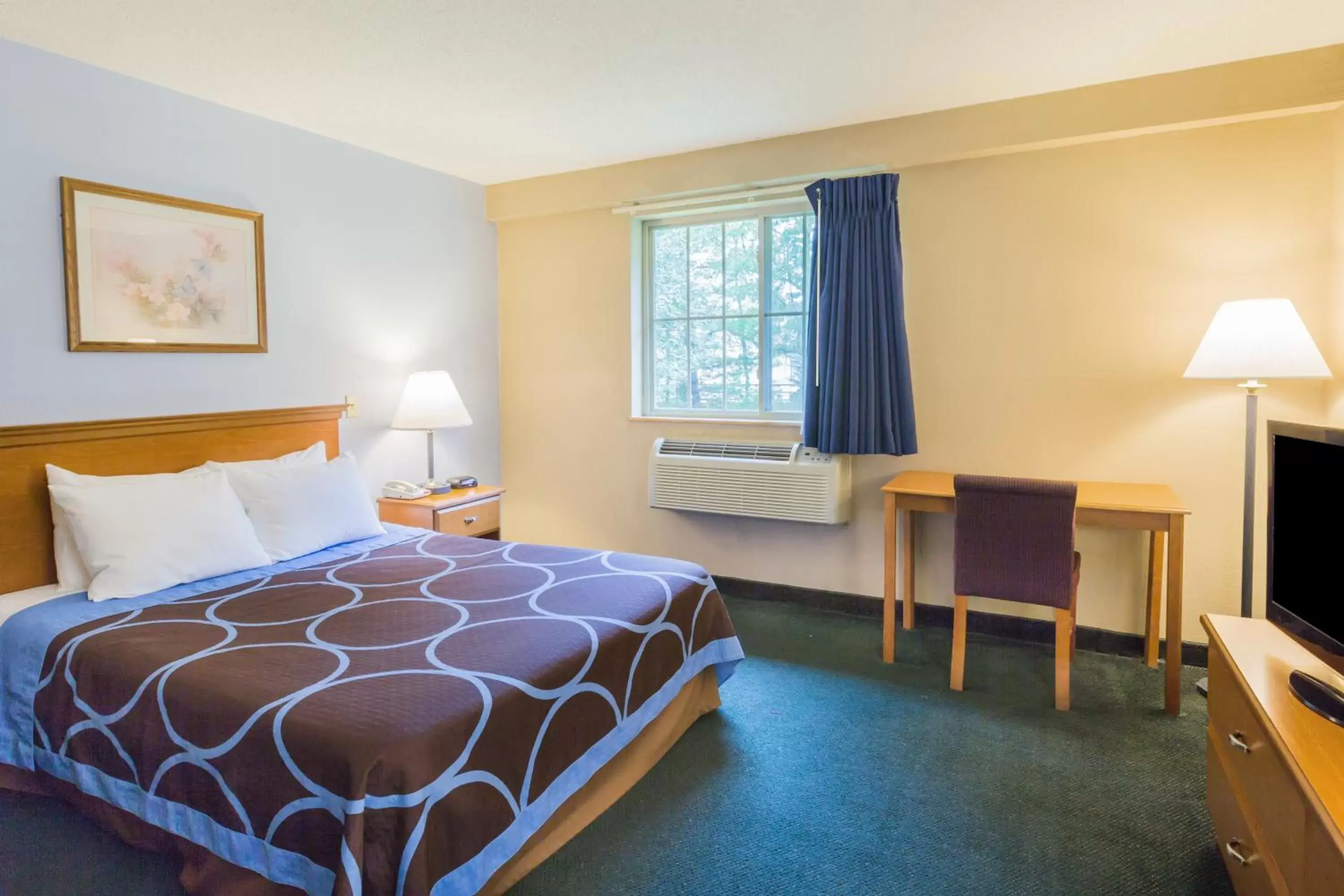 Queen Room - Mobility Access/Non-Smoking in Super 8 by Wyndham East Stroudsburg - Poconos Queen Room - Mobility Access/Non-Smoking in Super 8 by Wyndham East Stroudsburg - Poconos