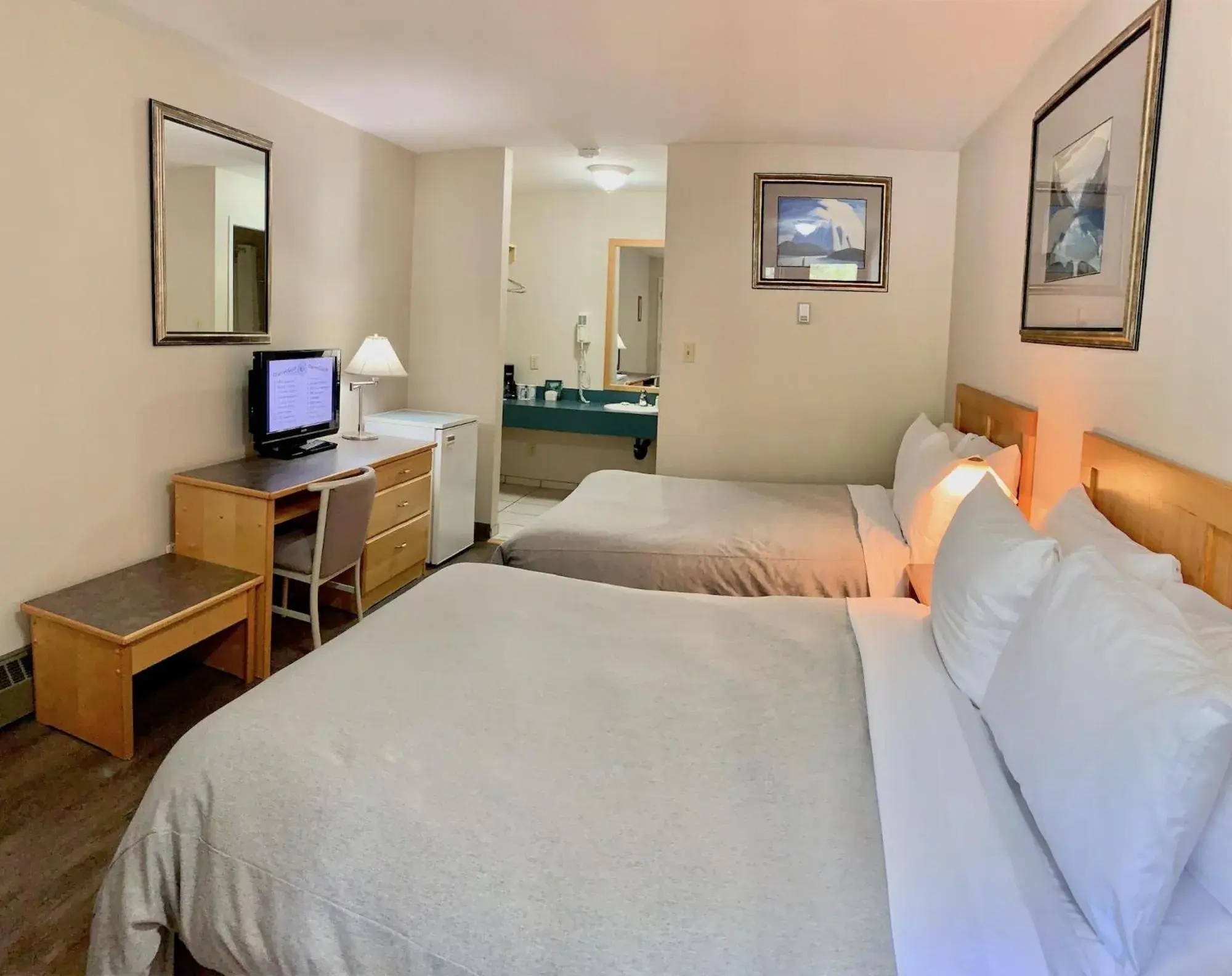 Standard Double Room in Sunwapta Falls Rocky Mountain Lodge Standard Double Room in Sunwapta Falls Rocky Mountain Lodge