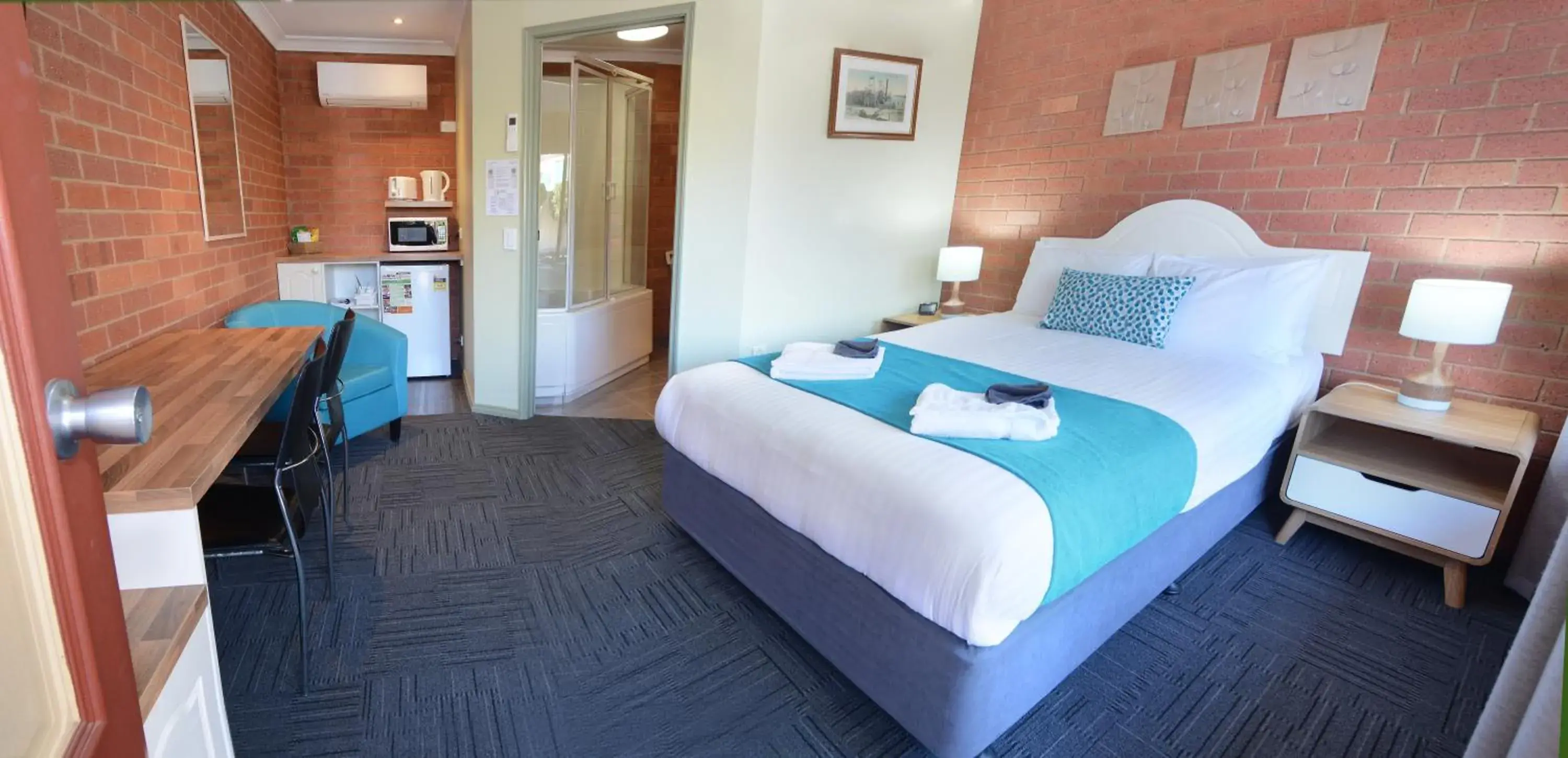 Deluxe Queen Room with Bath in Bendigo Goldfields Motor Inn Deluxe Queen Room with Bath in Bendigo Goldfields Motor Inn