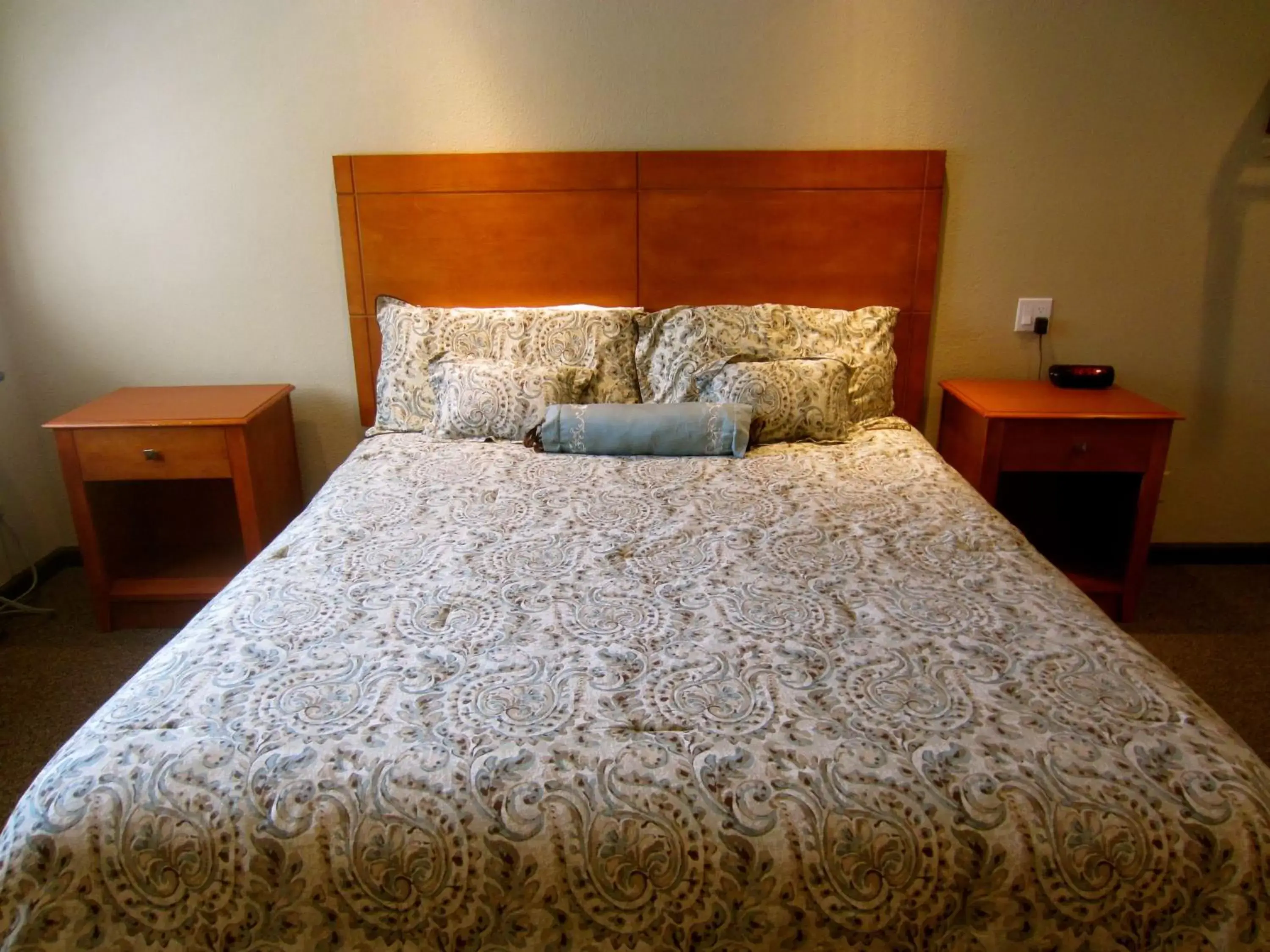 King Room in Deluxe Inn Redwood City King Room in Deluxe Inn Redwood City