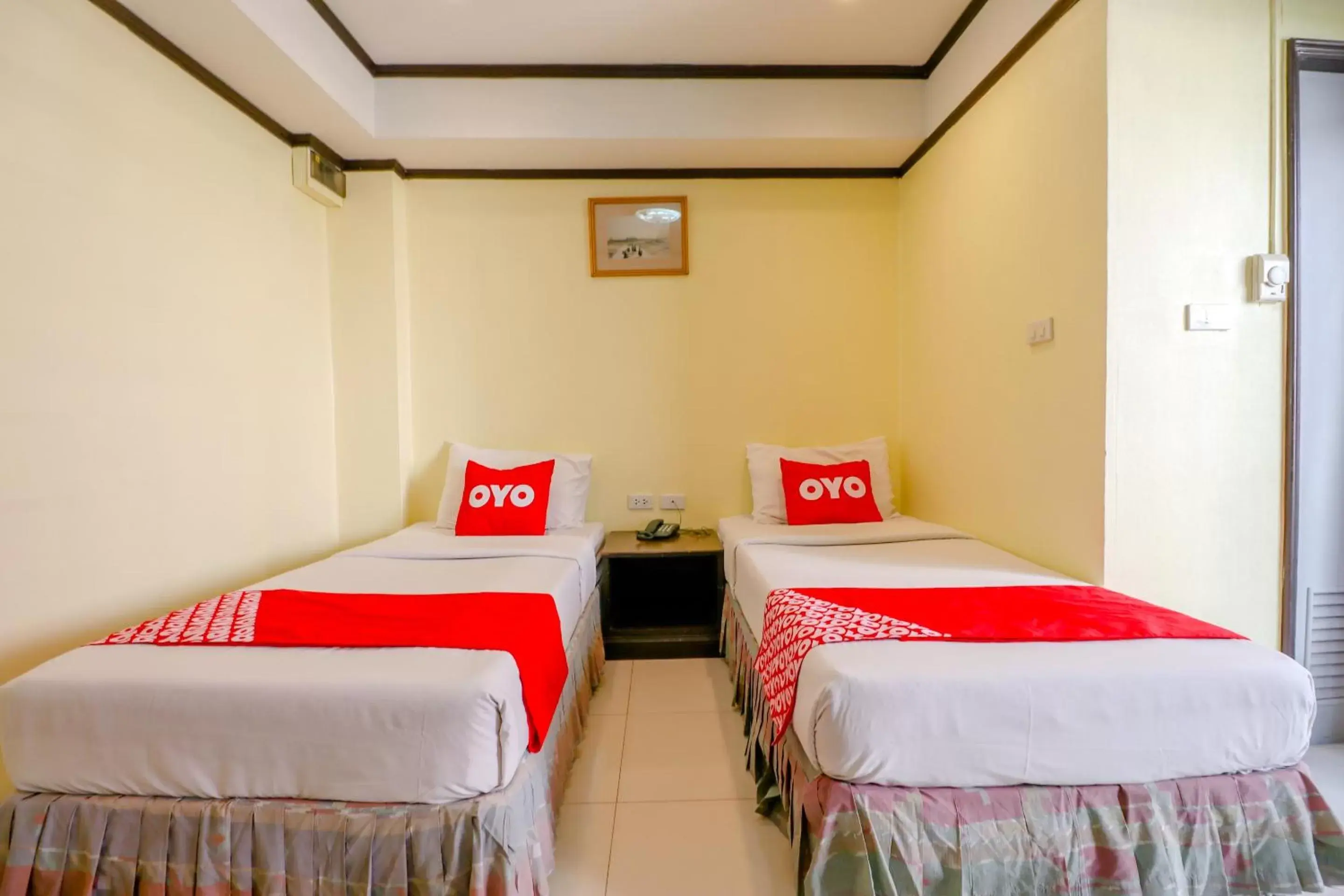 Large Twin Room in Super OYO 75385 Hotel Win Long Large Twin Room in Super OYO 75385 Hotel Win Long