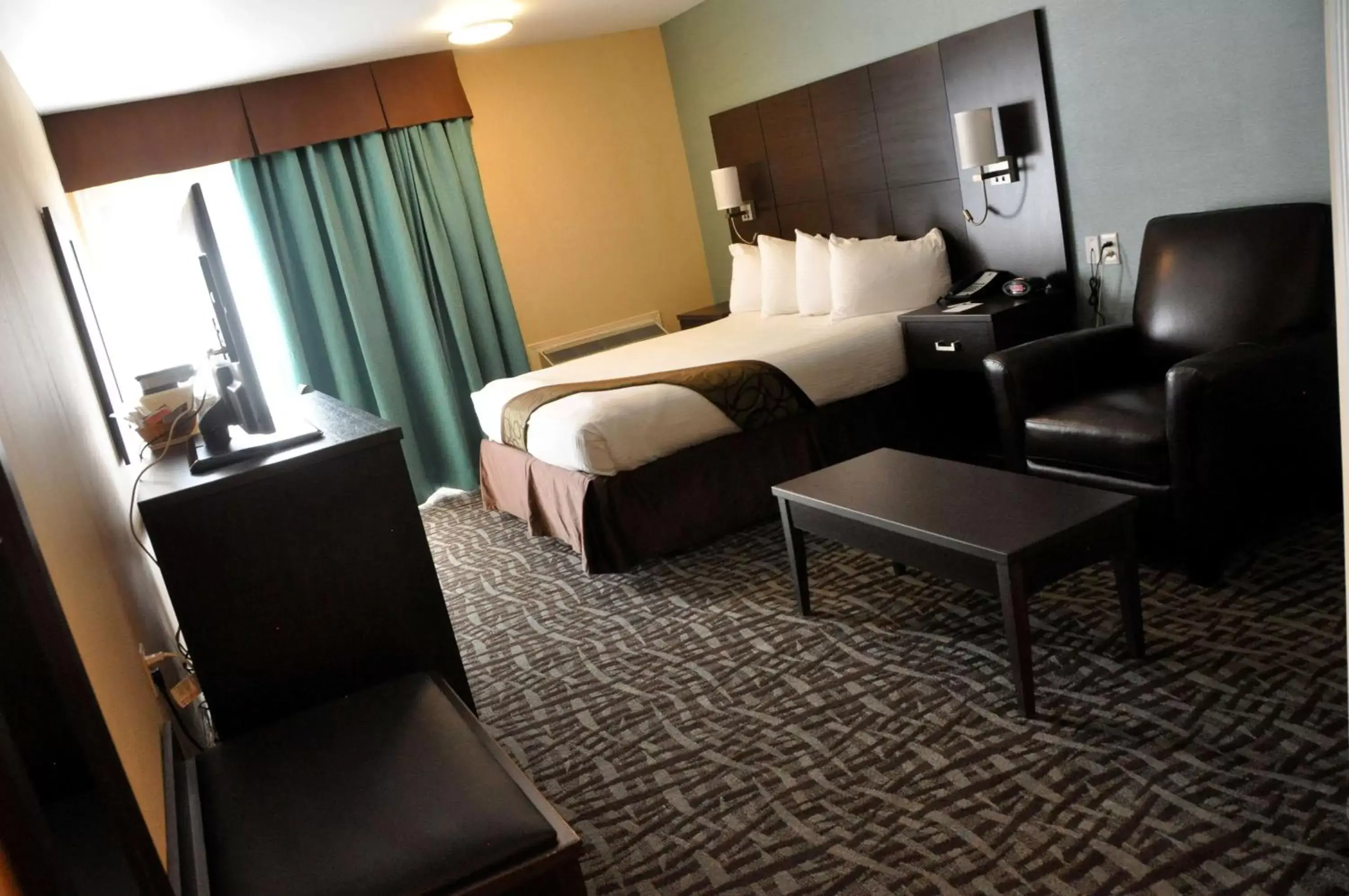 Queen Room with Exterior Access - Non-smoking in Best Western Plus Barrie Queen Room with Exterior Access - Non-smoking in Best Western Plus Barrie