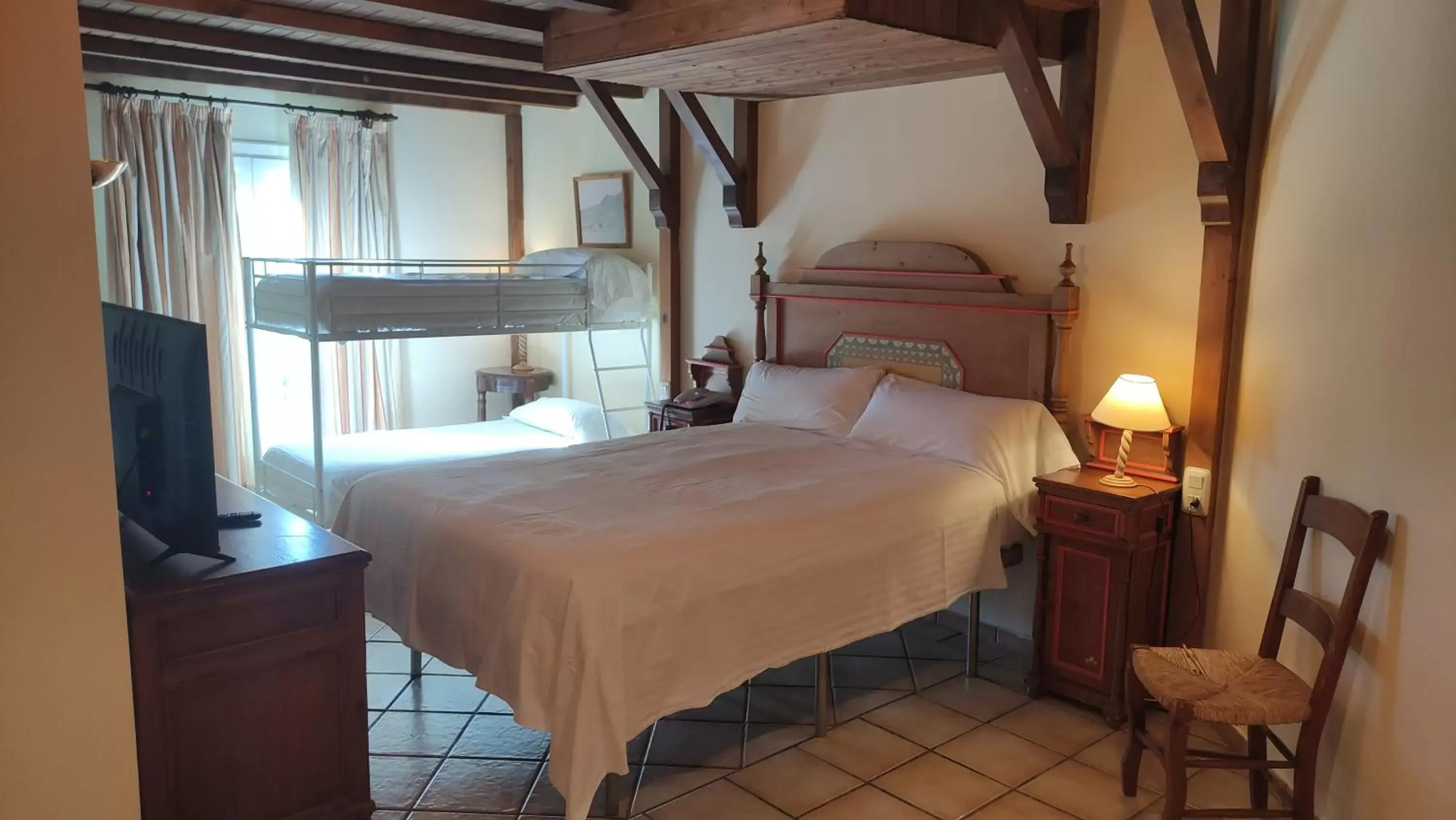 Premium Quadruple Room in Hotel Ziryab Premium Quadruple Room in Hotel Ziryab