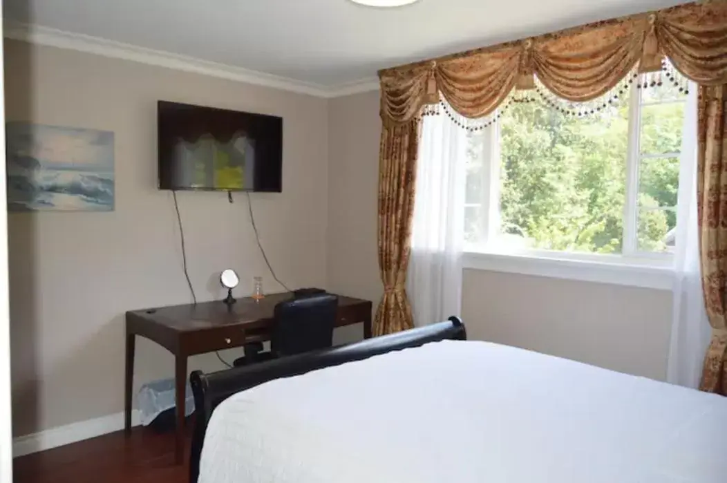 Deluxe Queen Room in Jane's private rooms with shared washroom Deluxe Queen Room in Jane's private rooms with shared washroom