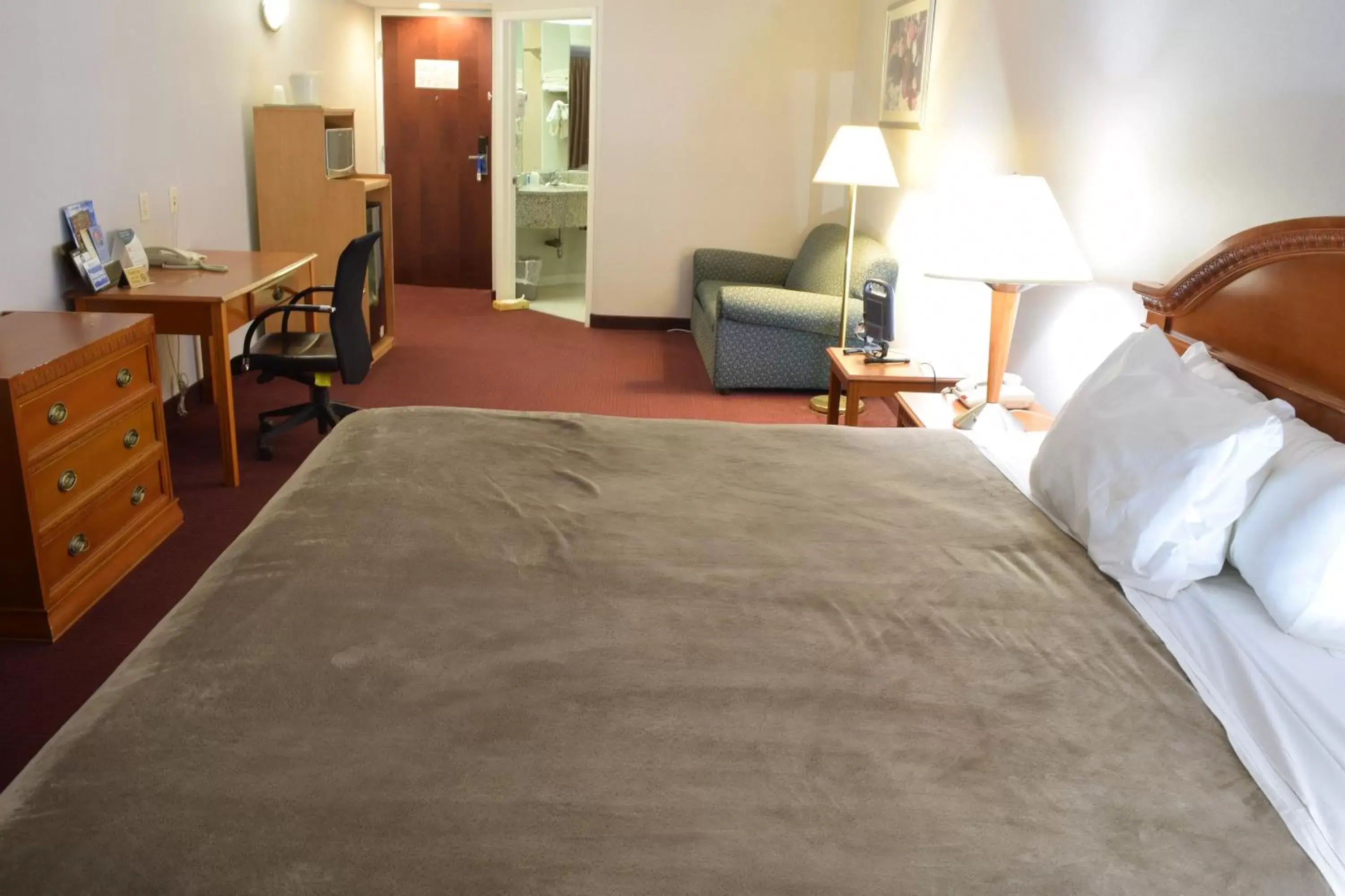 King Suite - Accessible/Non-Smoking in Rodeway Inn & Suites New Paltz - Hudson Valley King Suite - Accessible/Non-Smoking in Rodeway Inn & Suites New Paltz - Hudson Valley