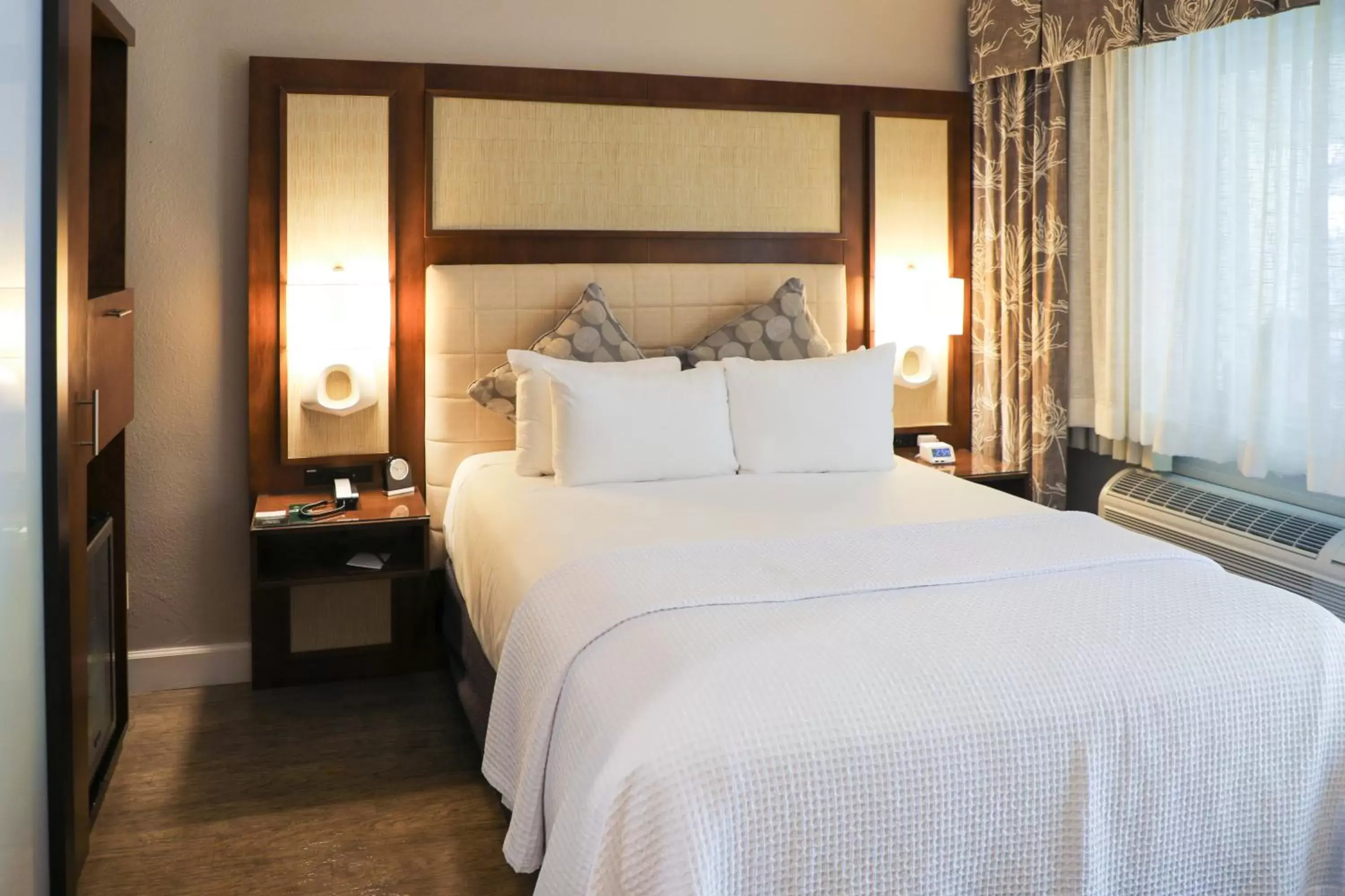 Deluxe Queen Room - Disability Access in Almond Tree Inn - Adults Only Deluxe Queen Room - Disability Access in Almond Tree Inn - Adults Only