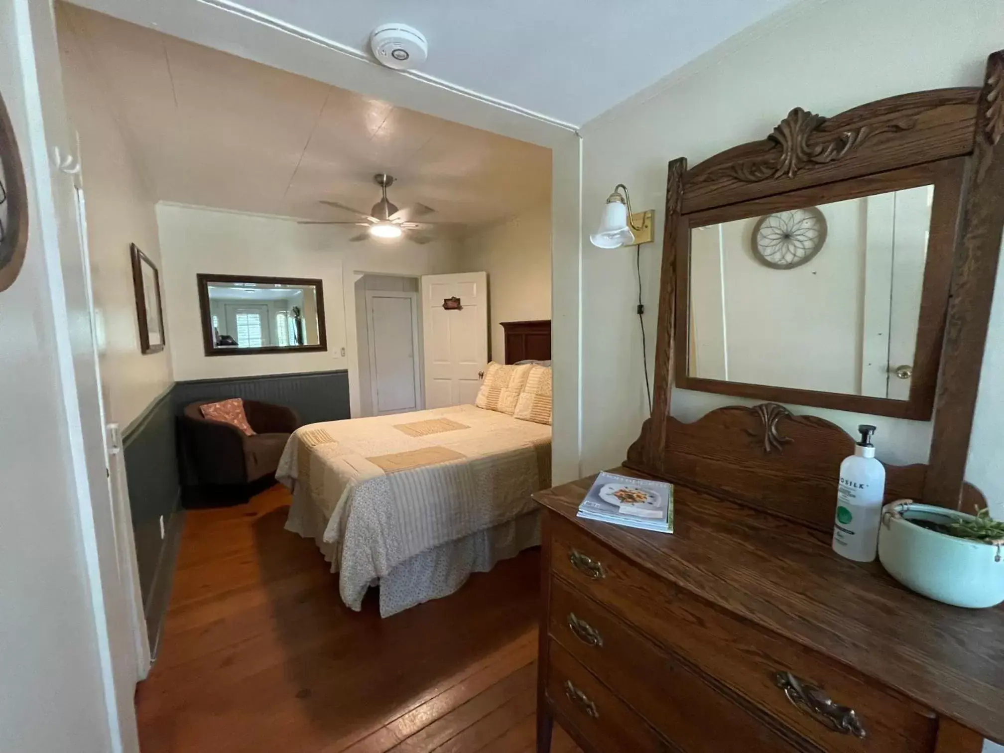 Standard Queen Room in Folkestone Inn Standard Queen Room in Folkestone Inn