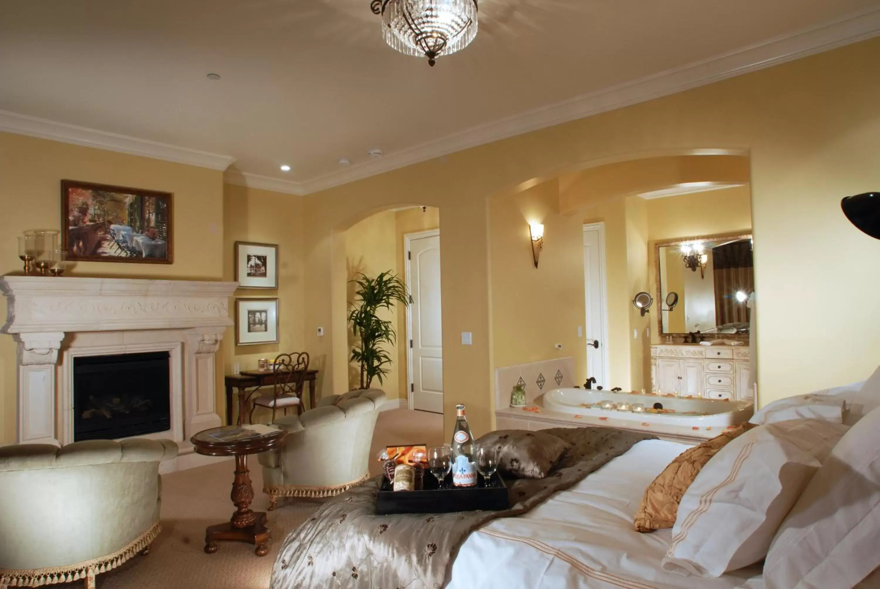 Deluxe Queen Room in The Villa at Arden Hills Deluxe Queen Room in The Villa at Arden Hills