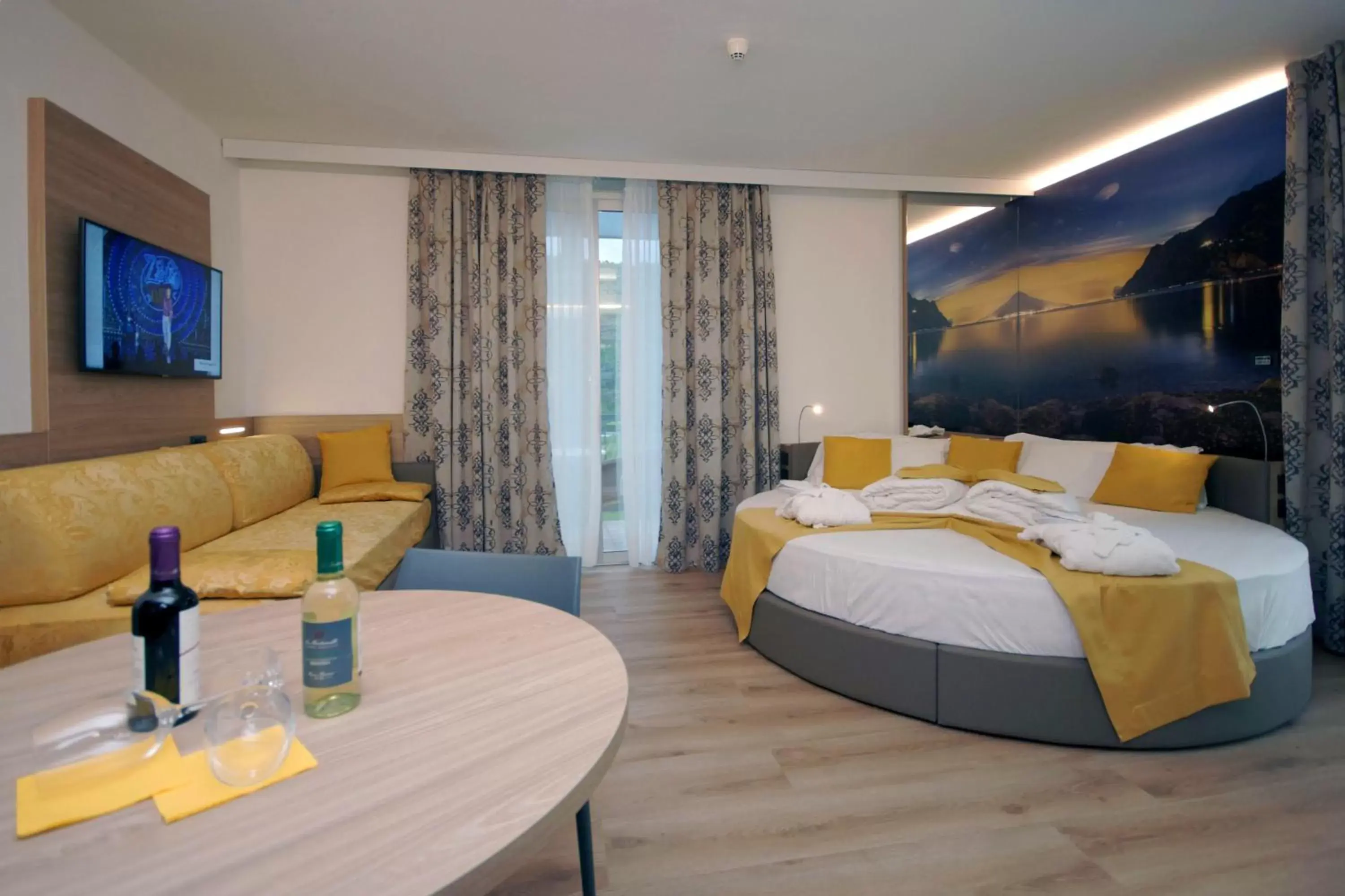 Romantic Junior Suite in Ambassador Suite Hotel Romantic Junior Suite in Ambassador Suite Hotel