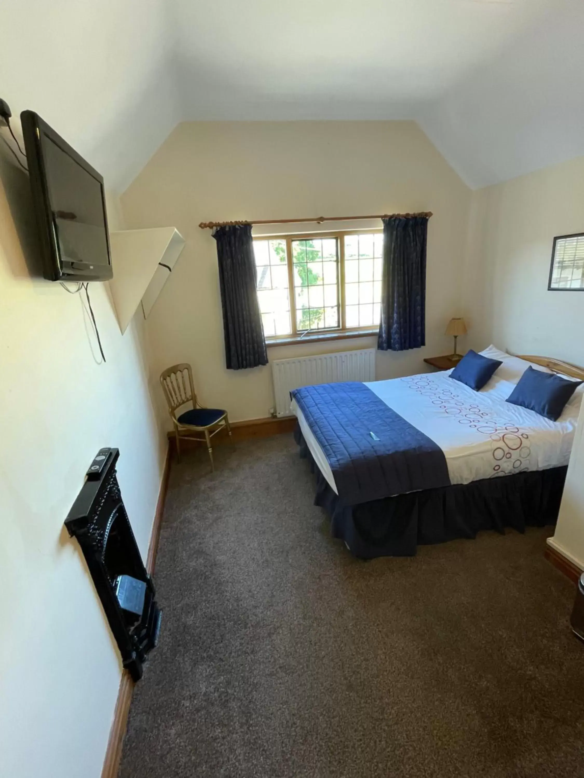 Triple Room with Shower in Halfway House Inn & Cottages Triple Room with Shower in Halfway House Inn & Cottages