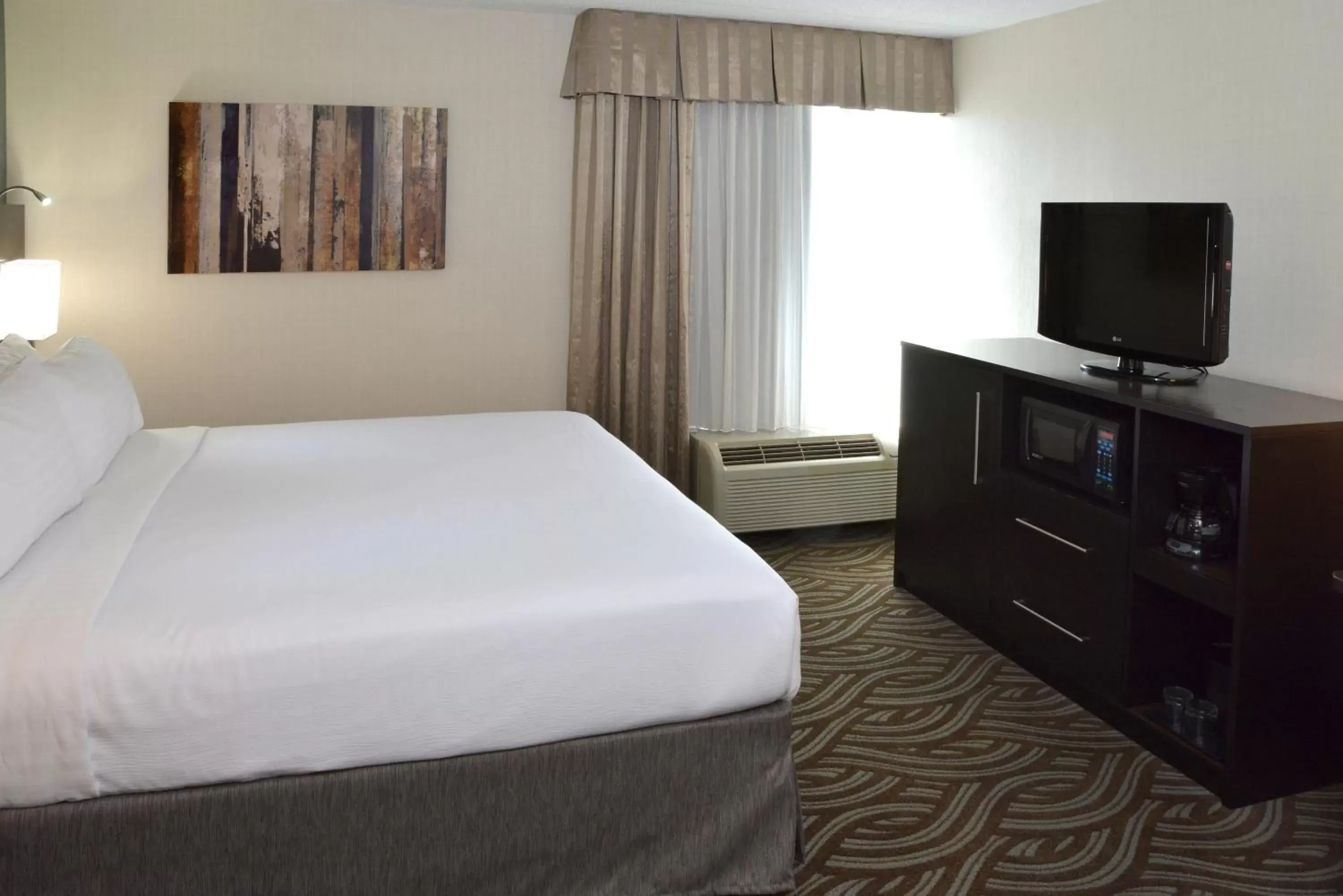 King Room - Hearing Accessible - Non-Smoking in Holiday Inn Youngstown-South - Boardman, an IHG Hotel King Room - Hearing Accessible - Non-Smoking in Holiday Inn Youngstown-South - Boardman, an IHG Hotel