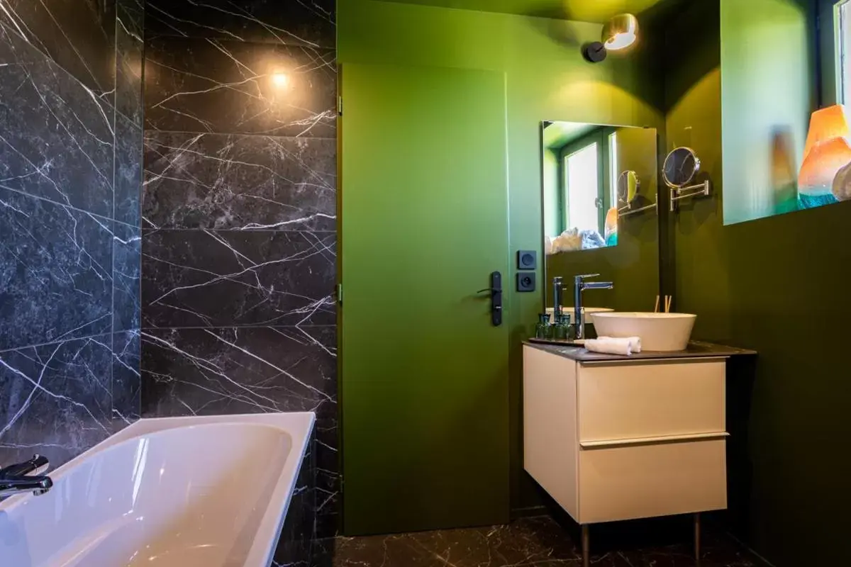 Superior Twin Room in Hôtel - Restaurant Le Globe Superior Twin Room in Hôtel - Restaurant Le Globe