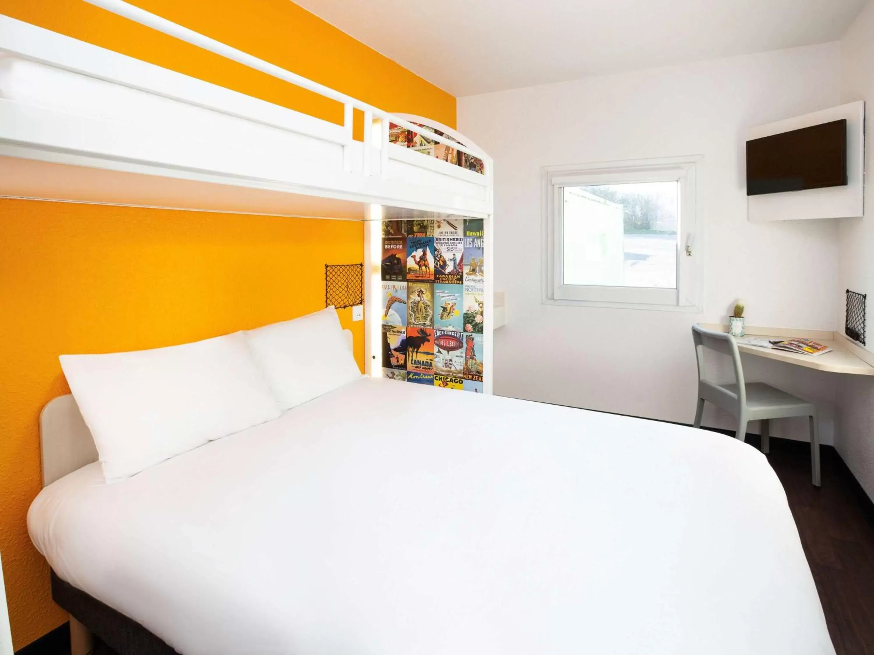 Double Room with One Single Bed - Mezzanine in hotelF1 Orange Centre Echangeur A7 A9 Double Room with One Single Bed - Mezzanine in hotelF1 Orange Centre Echangeur A7 A9