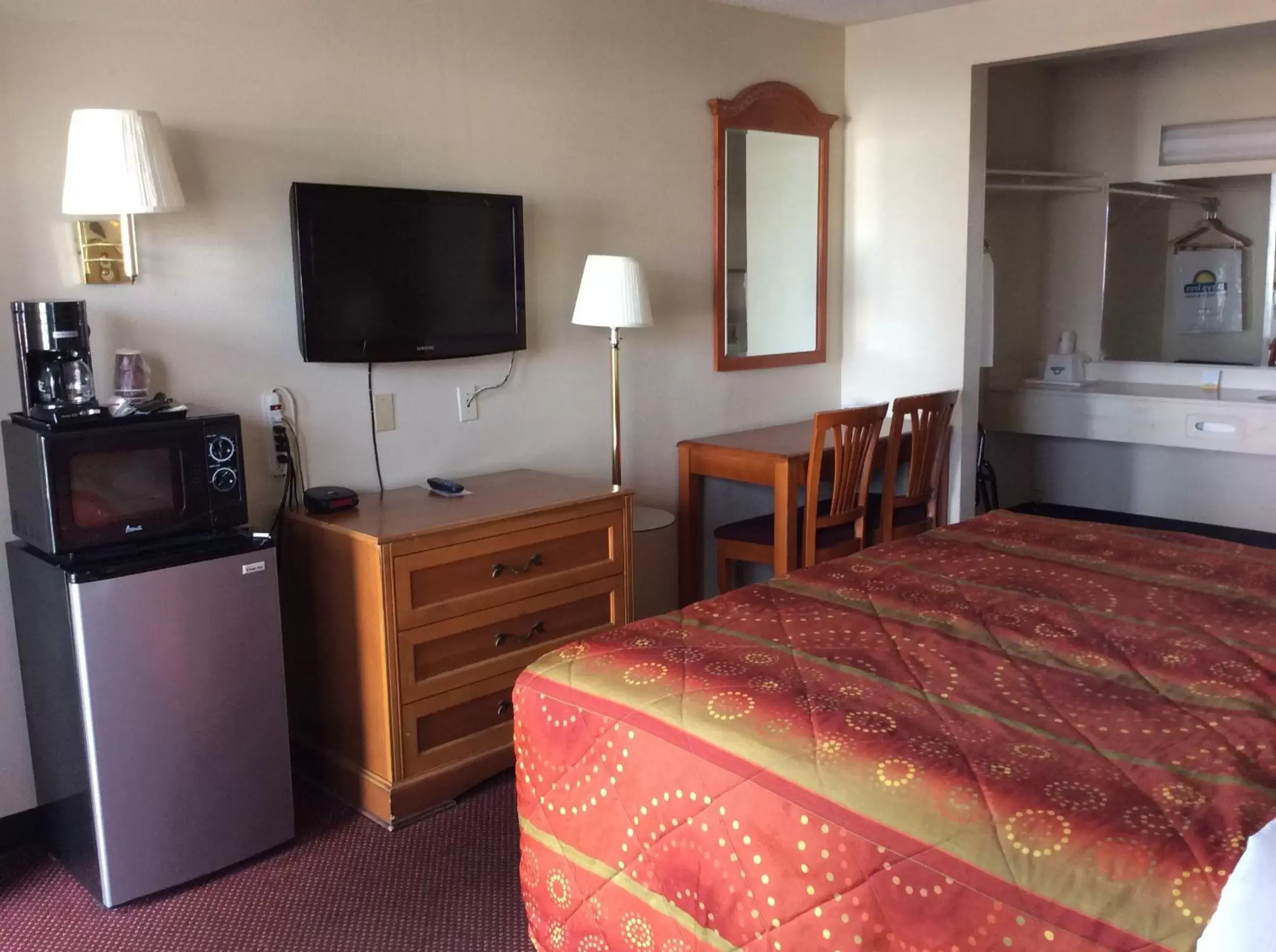 Queen Room - Smoking in Days Inn by Wyndham in San Bernardino Queen Room - Smoking in Days Inn by Wyndham in San Bernardino