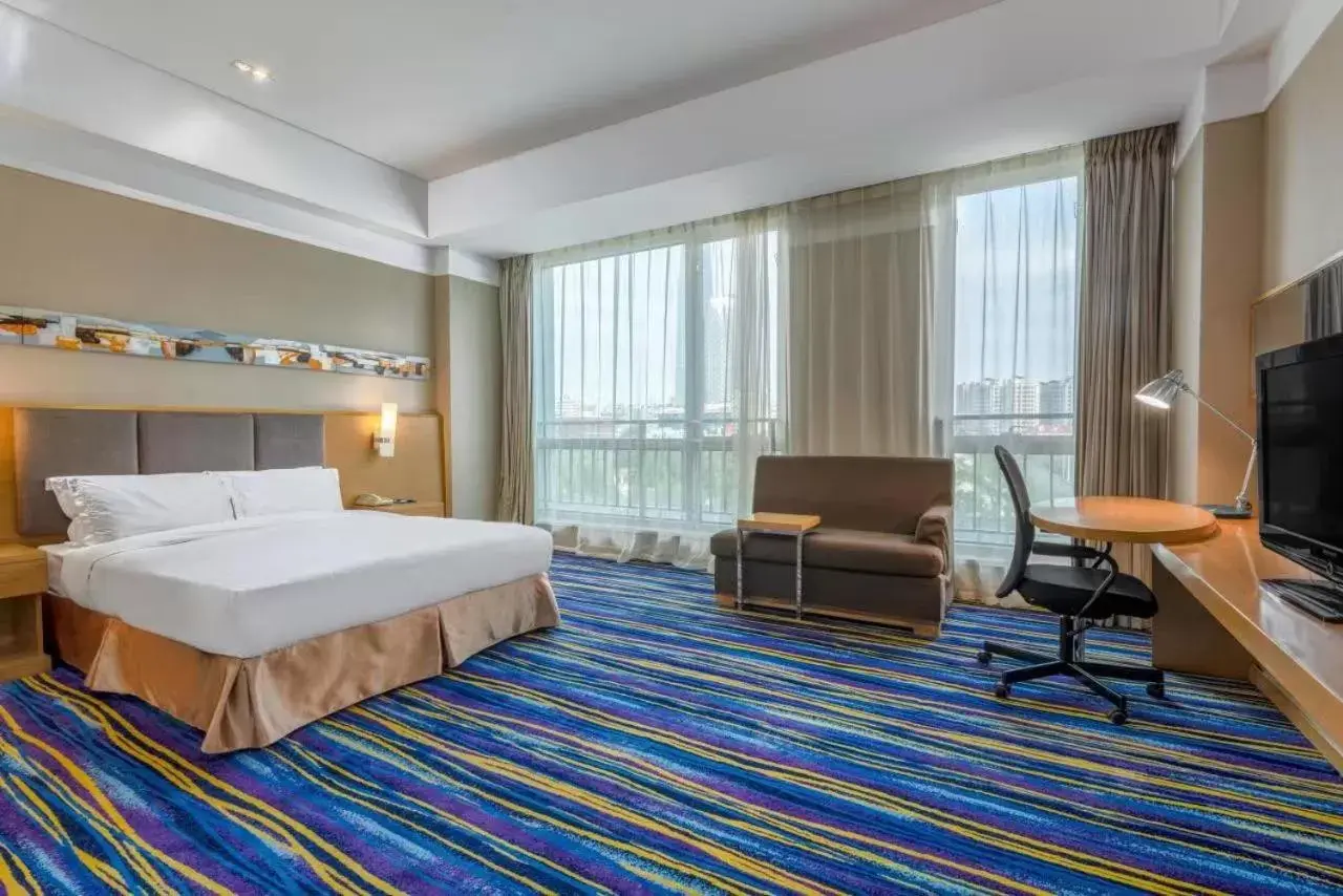 Standard King Room - Disability Access in Holiday Inn Express Tianjin Heping by IHG Standard King Room - Disability Access in Holiday Inn Express Tianjin Heping by IHG