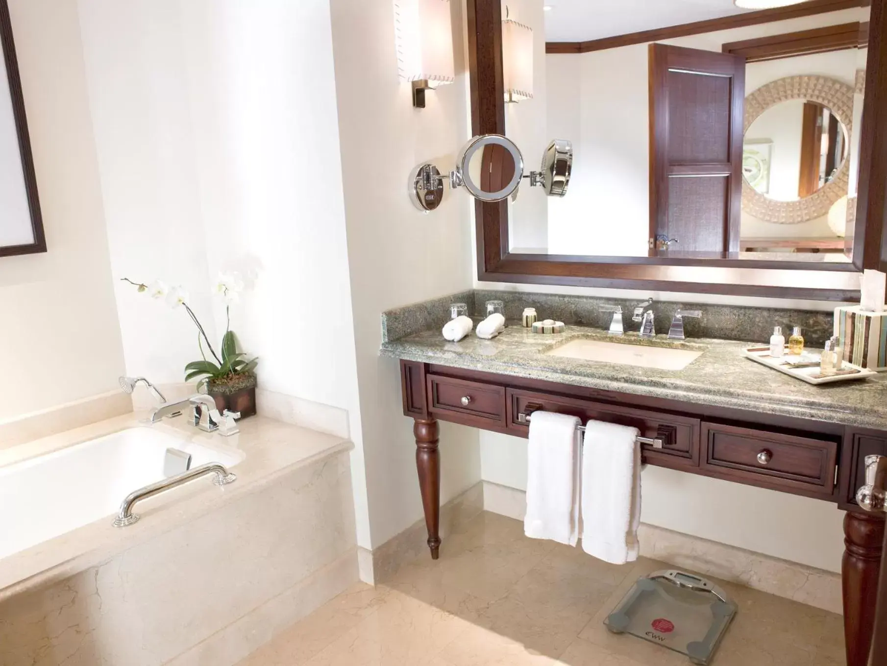 Premium King Room with Balcony - single occupancy - Club Lounge Access in InterContinental Costa Rica at Multiplaza Mall by IHG Premium King Room with Balcony - single occupancy - Club Lounge Access in InterContinental Costa Rica at Multiplaza Mall by IHG