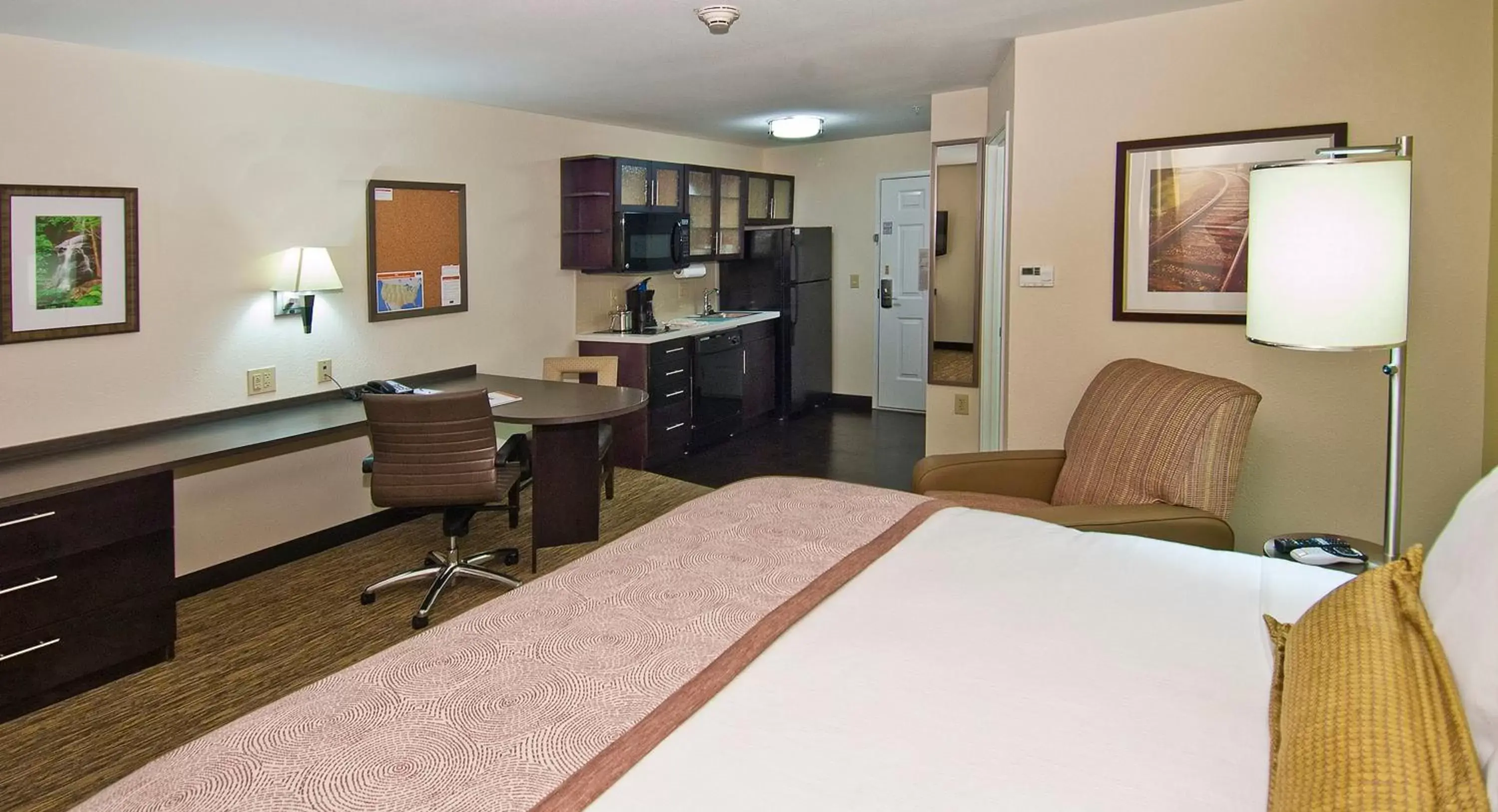 Deluxe King Room - Hearing Accessible with Bath Tub/Non-Smoking in Candlewood Suites Tupelo, an IHG Hotel Deluxe King Room - Hearing Accessible with Bath Tub/Non-Smoking in Candlewood Suites Tupelo, an IHG Hotel