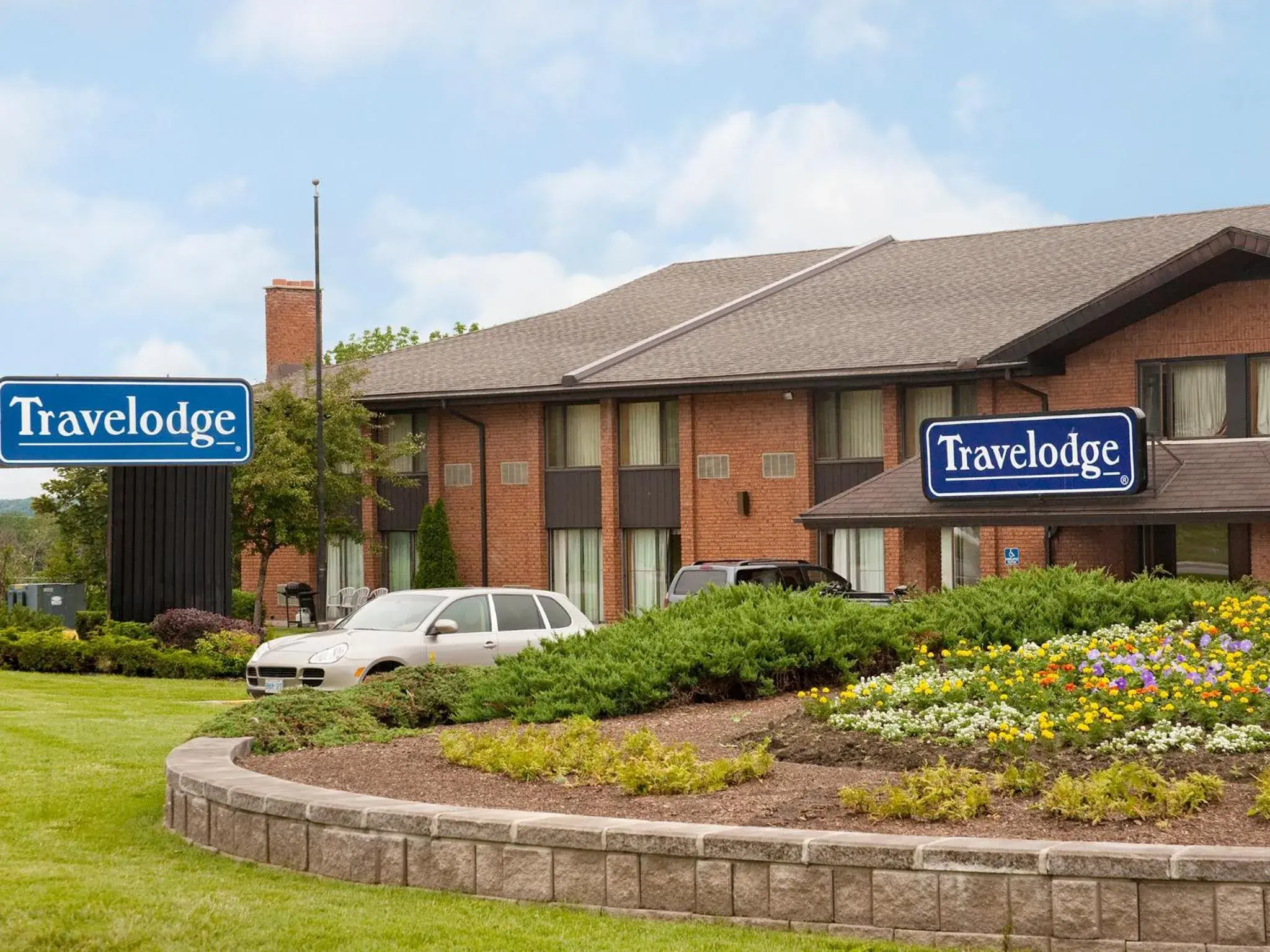 Queen Room - Non-Smoking in Travelodge by Wyndham Owen Sound ON Queen Room - Non-Smoking in Travelodge by Wyndham Owen Sound ON