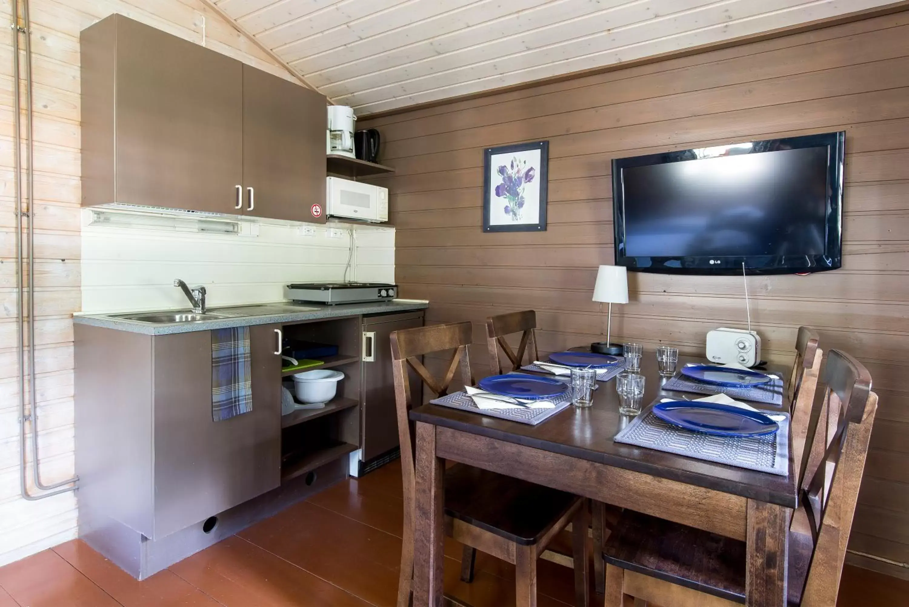 Cottage with bathroom, kitchen and terrace - single occupancy in Santalahti Resort Cottages & Villas Cottage with bathroom, kitchen and terrace - single occupancy in Santalahti Resort Cottages & Villas