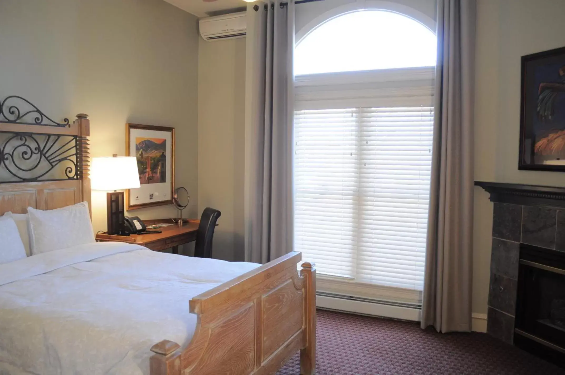 Deluxe Queen Room - 2nd Floor in The Bradley Boulder Inn Deluxe Queen Room - 2nd Floor in The Bradley Boulder Inn