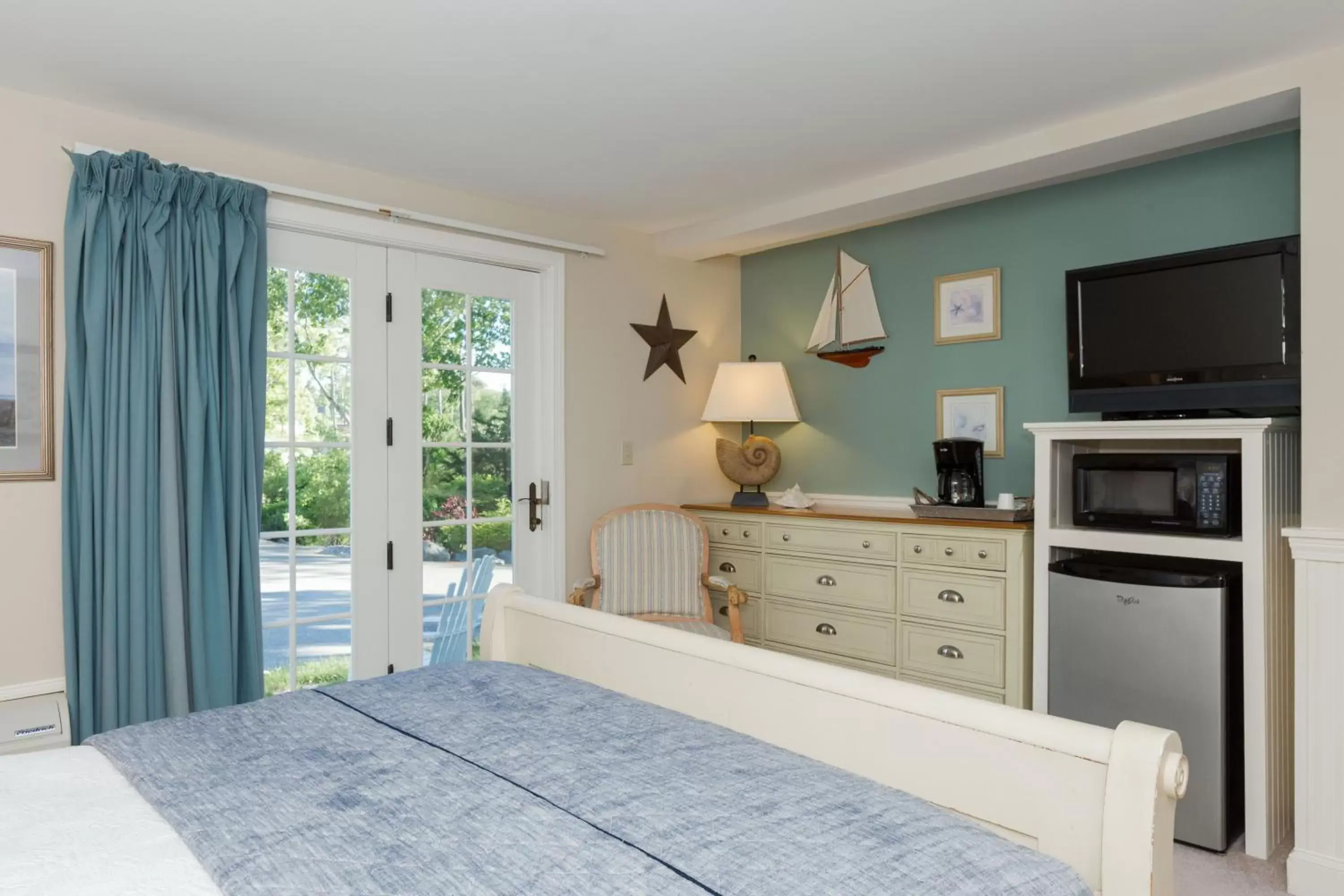 Queen Room in Sheepscot Harbour Village Resort Queen Room in Sheepscot Harbour Village Resort