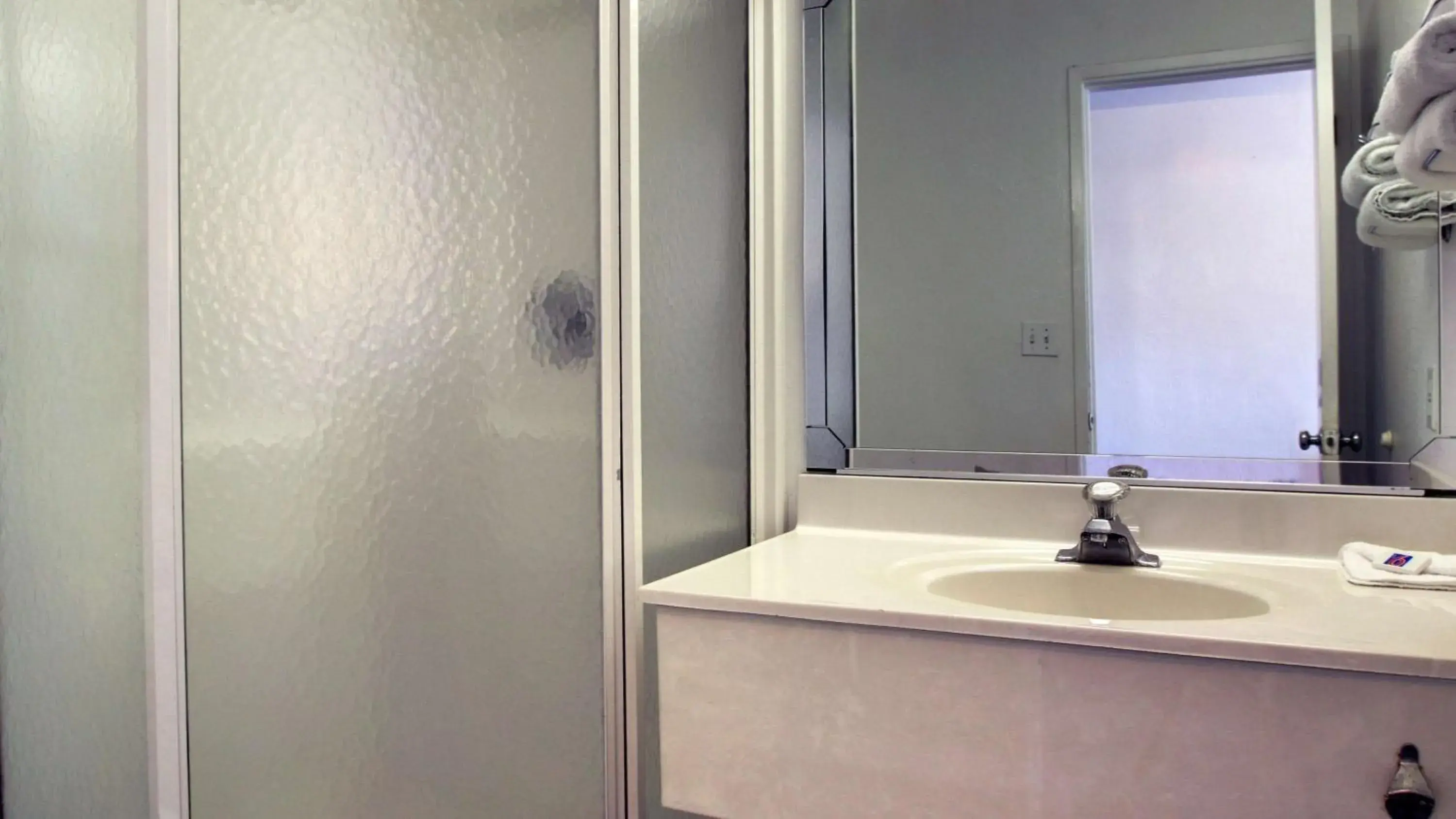 Queen Room - single occupancy - Non-Smoking in Motel 6-Normal, IL - Bloomington Area Queen Room - single occupancy - Non-Smoking in Motel 6-Normal, IL - Bloomington Area