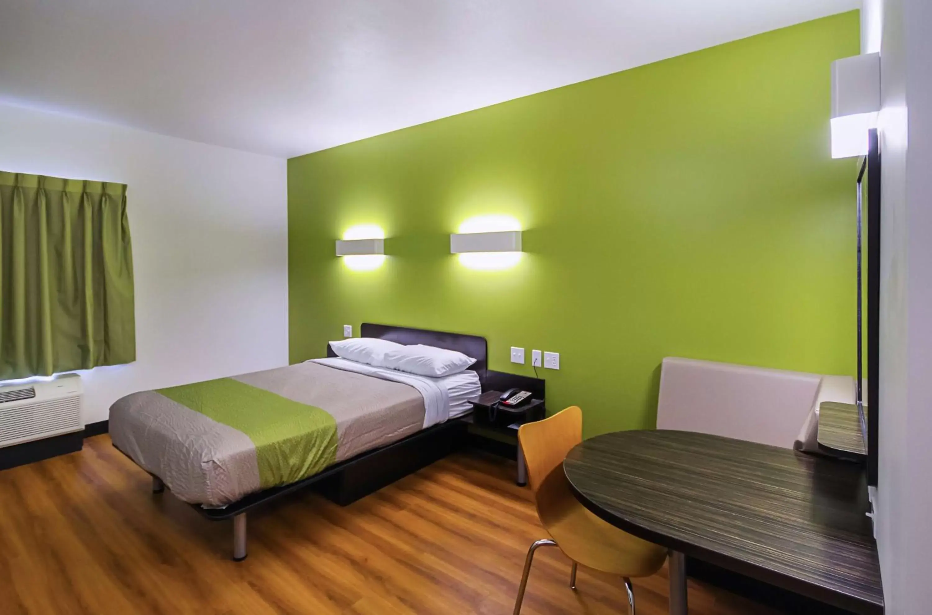 Deluxe Queen Room - Non-Smoking in Motel 6-South Bend, IN - Mishawaka Deluxe Queen Room - Non-Smoking in Motel 6-South Bend, IN - Mishawaka