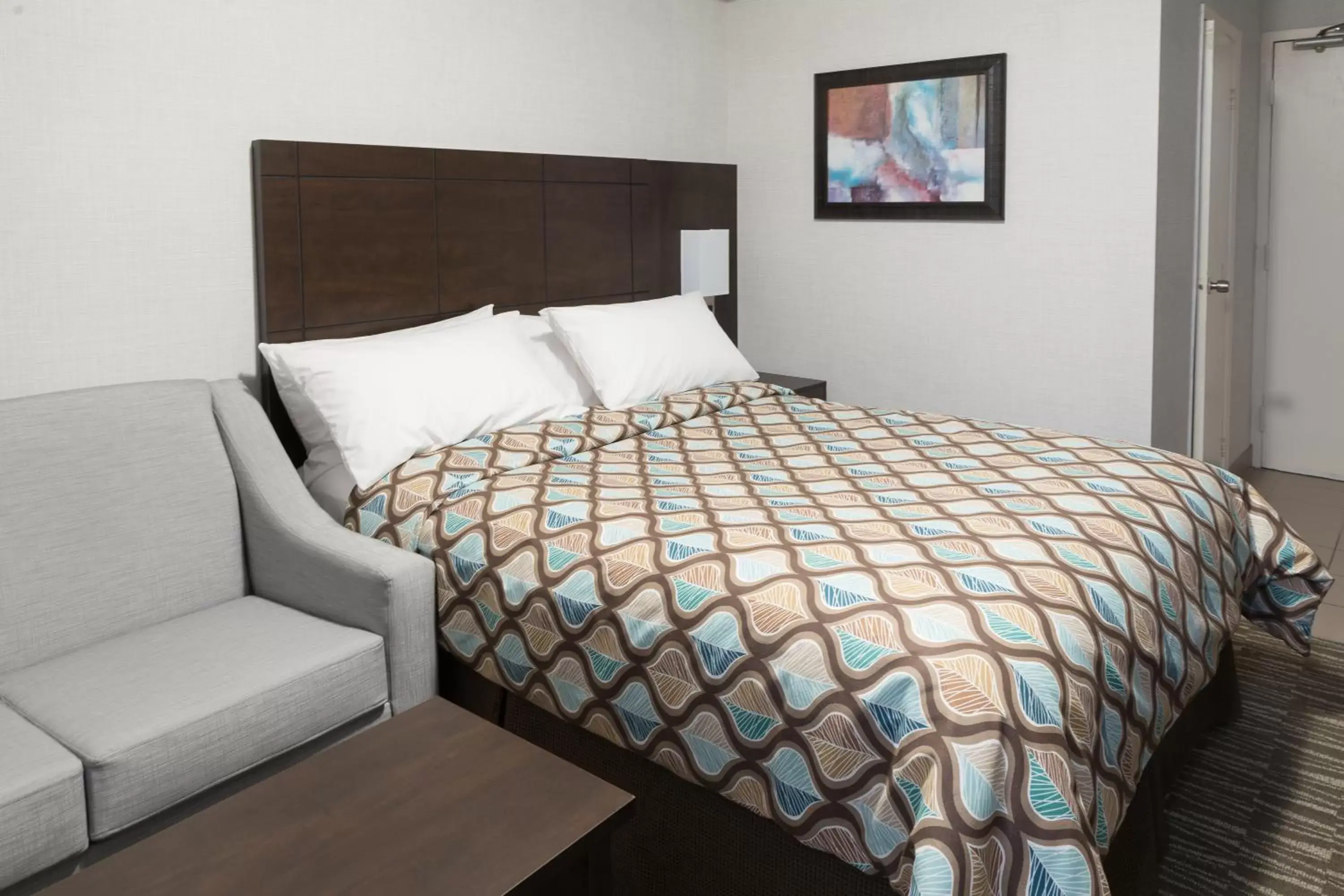 Queen Room - Non-Smoking in Deluxe Inn Queen Room - Non-Smoking in Deluxe Inn