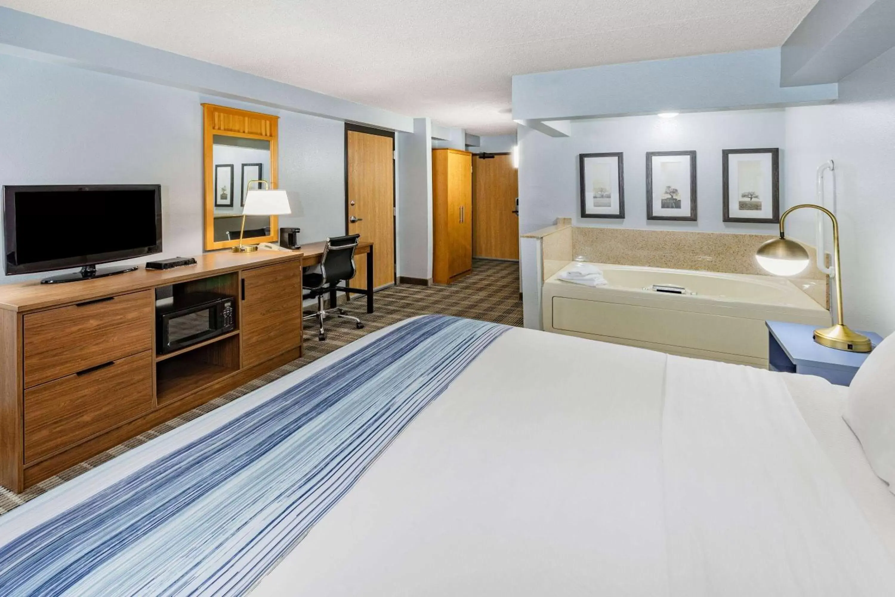 Deluxe King Room - Mobility Access/Non-Smoking in AmericInn by Wyndham Sayre Deluxe King Room - Mobility Access/Non-Smoking in AmericInn by Wyndham Sayre