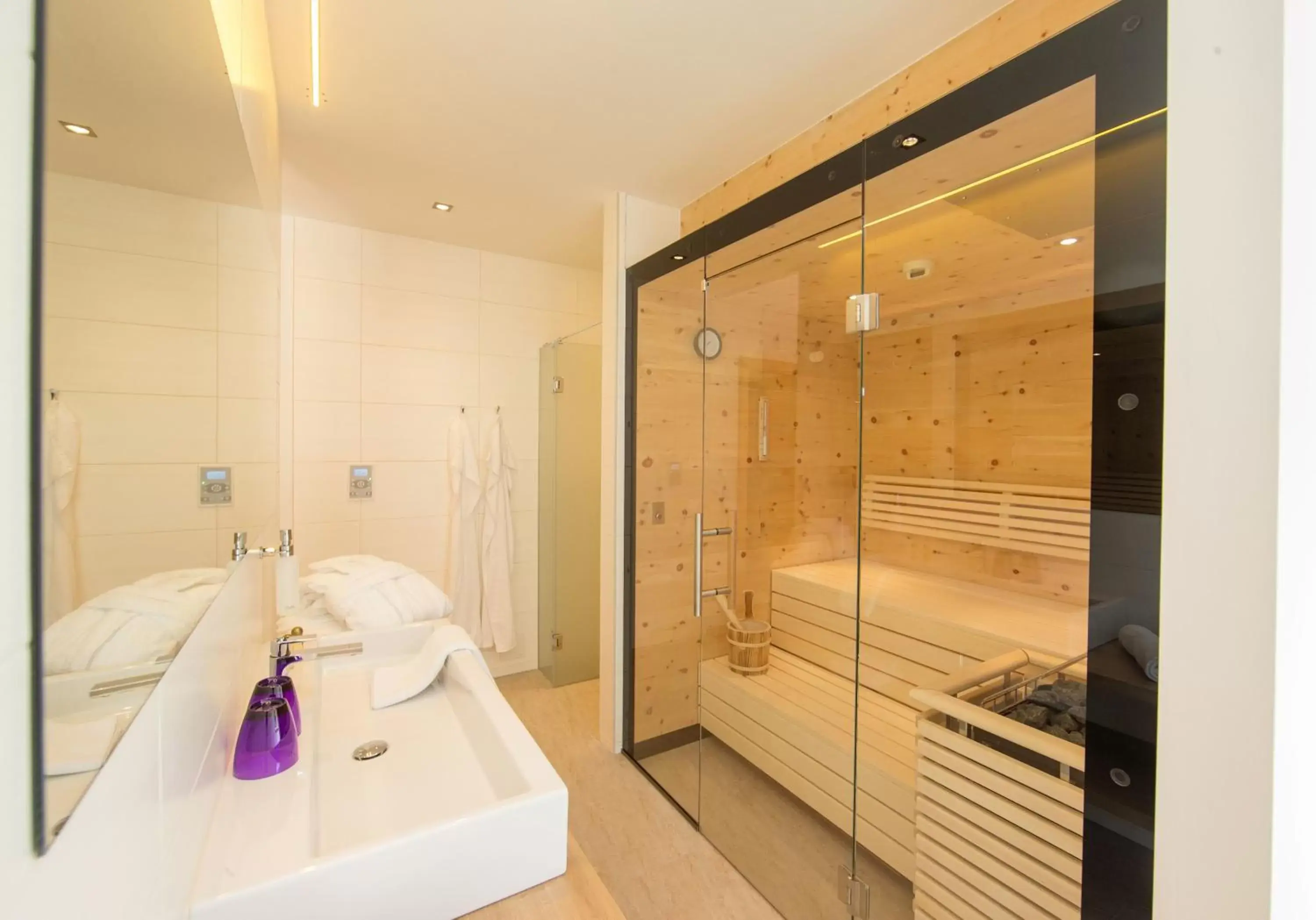 Deluxe One-Bedroom Suite with Balcony in Hotel Stadt Wien Deluxe One-Bedroom Suite with Balcony in Hotel Stadt Wien