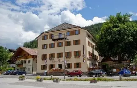 Gasthof Zum Weissen Rössl Gasthof Zum Weissen Rössl