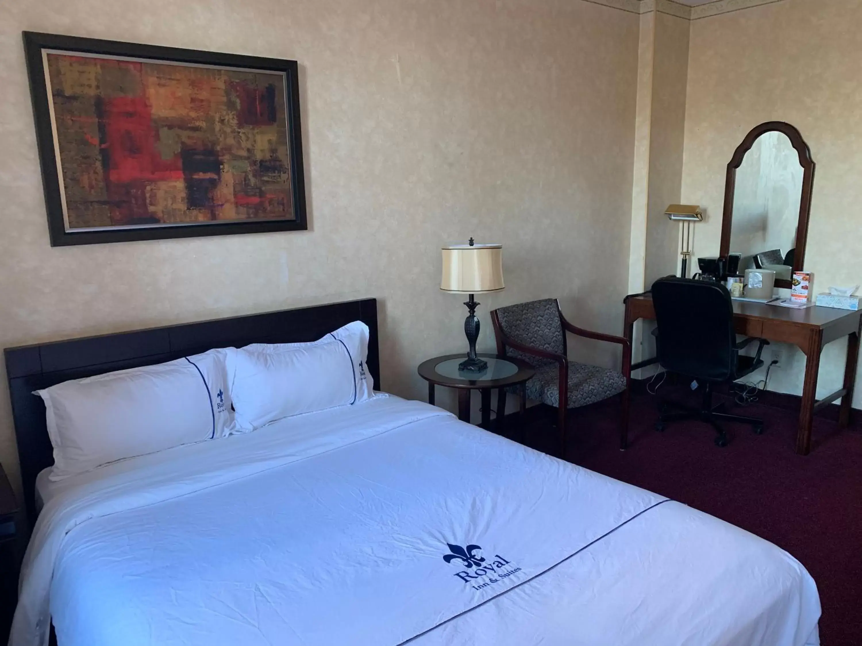 Queen Room in Royal Inn and Suites at Guelph Queen Room in Royal Inn and Suites at Guelph