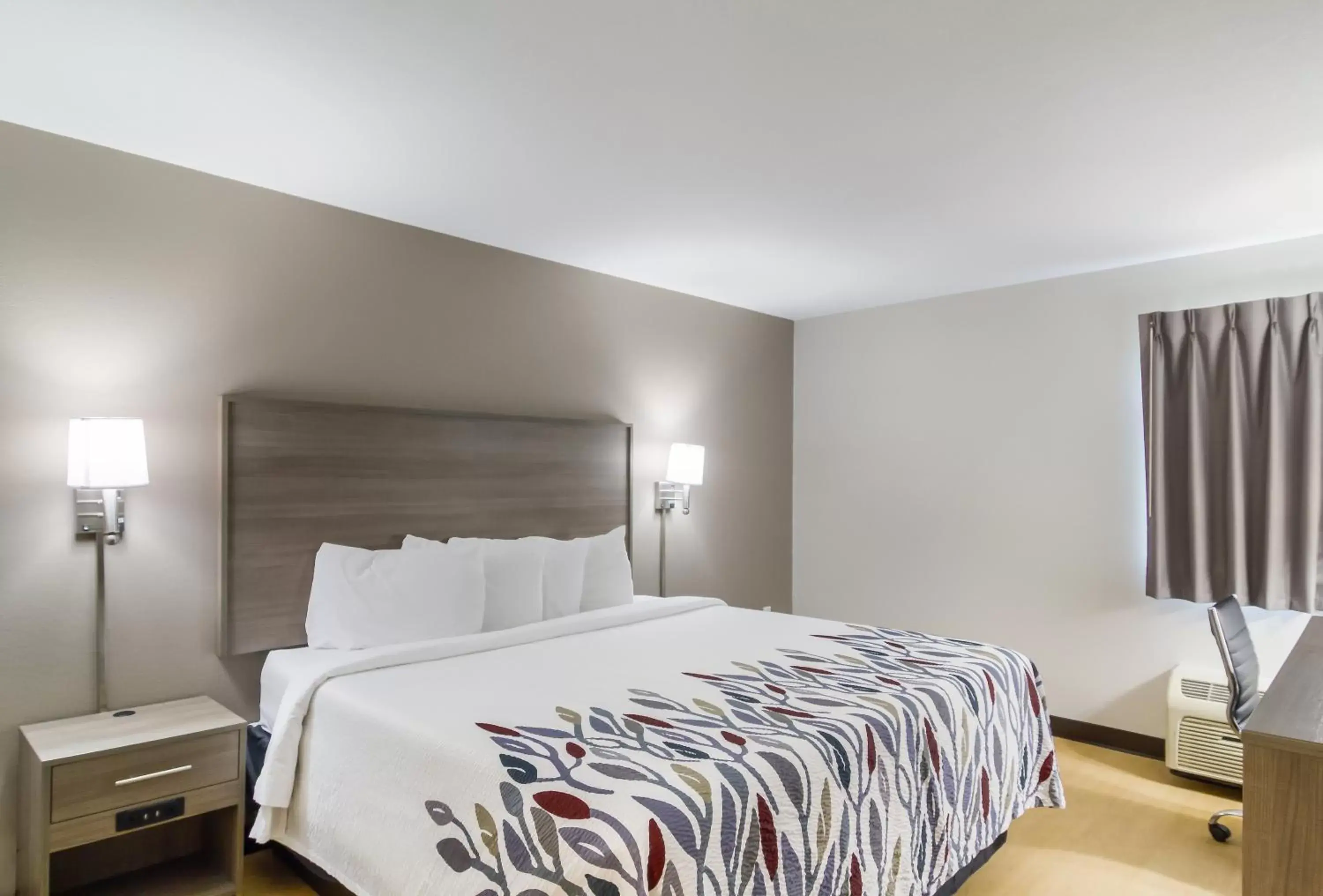 Deluxe King Room Non-Smoking in Red Roof Inn I-95 North Brunswick Darien Deluxe King Room Non-Smoking in Red Roof Inn I-95 North Brunswick Darien