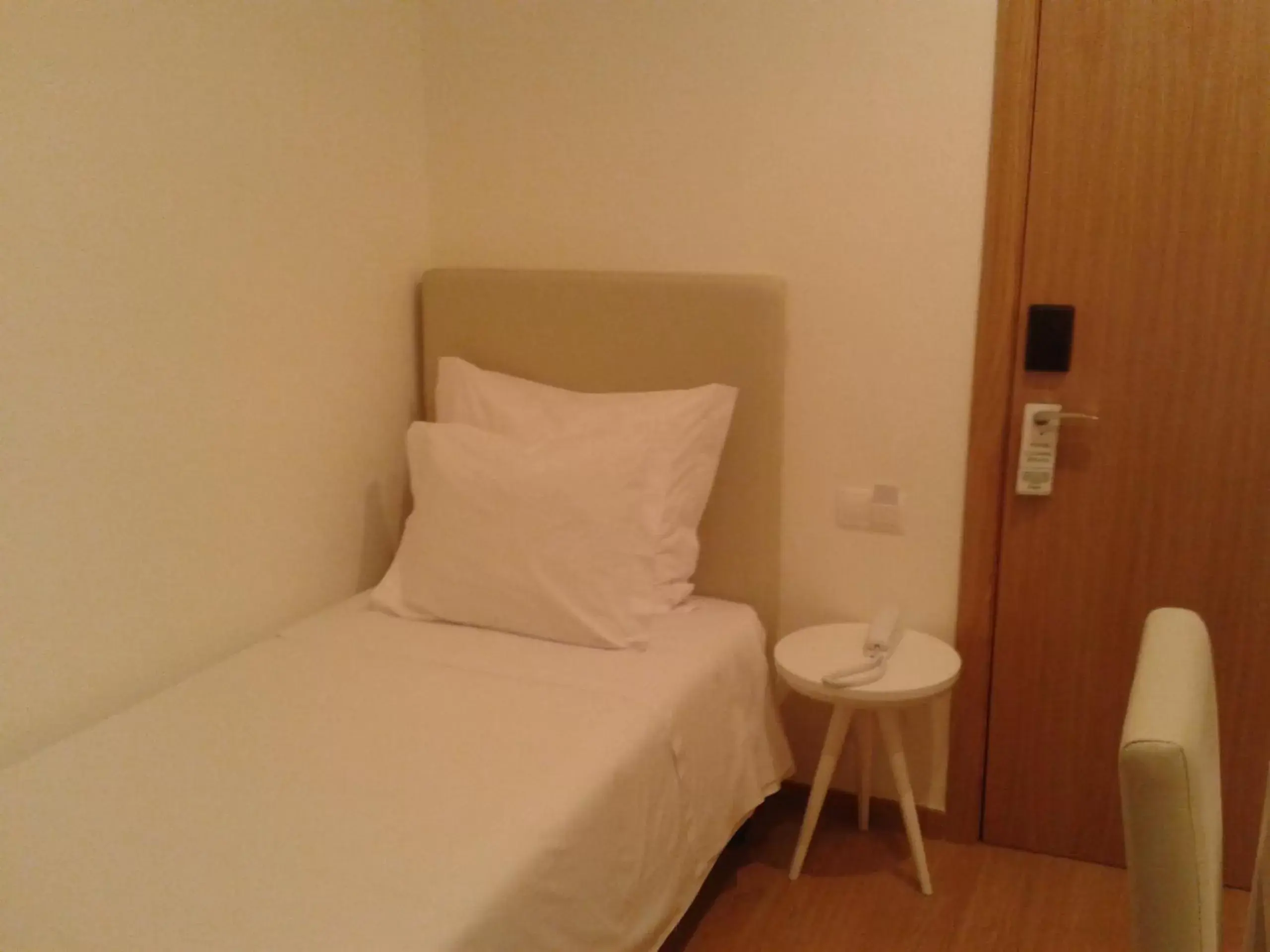 Budget Single Room in Lisbon Style Budget Single Room in Lisbon Style